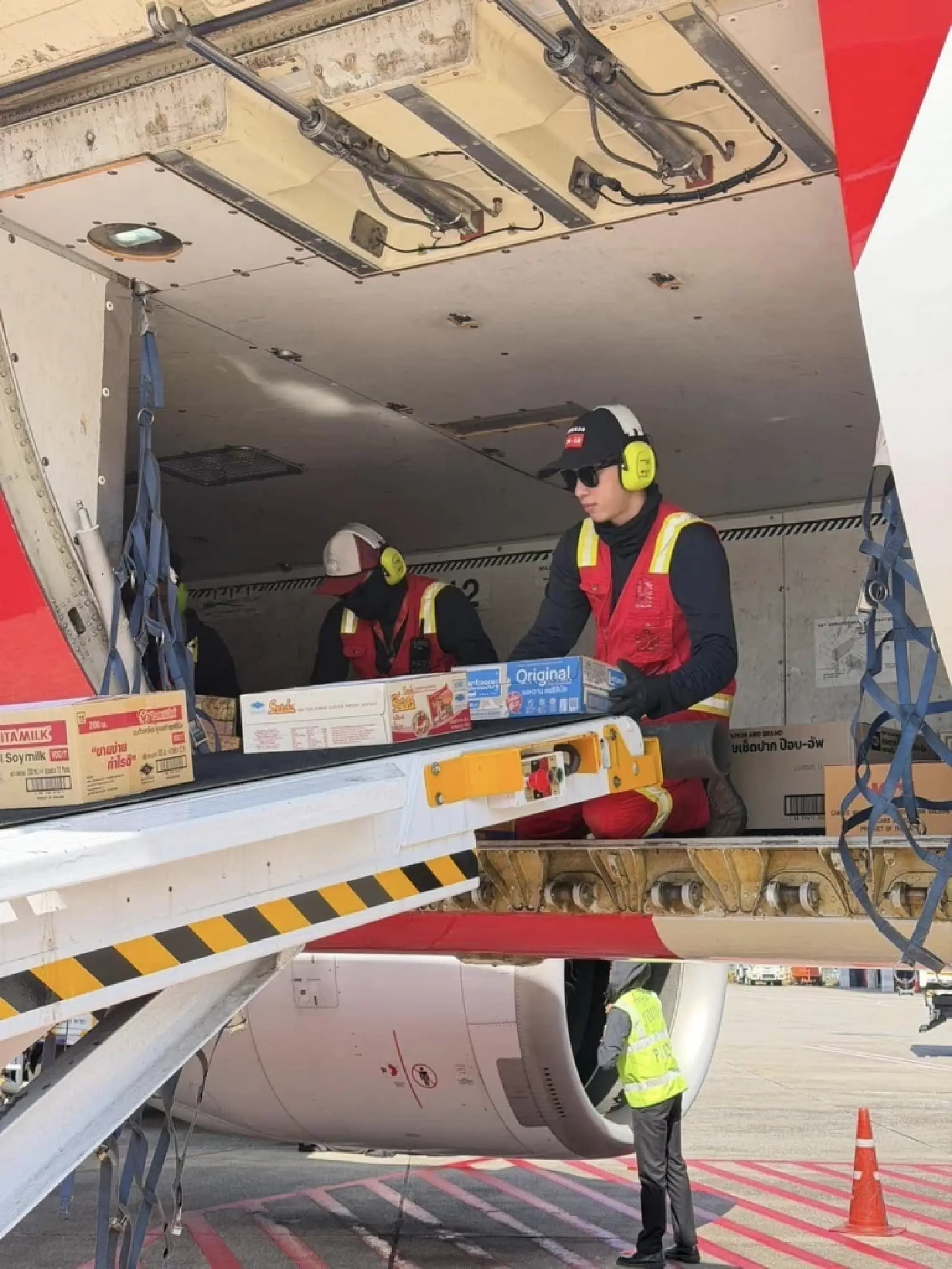AirAsia Delivers Thai Compassion to Flood Victims in Hat Yai and Narathiwat