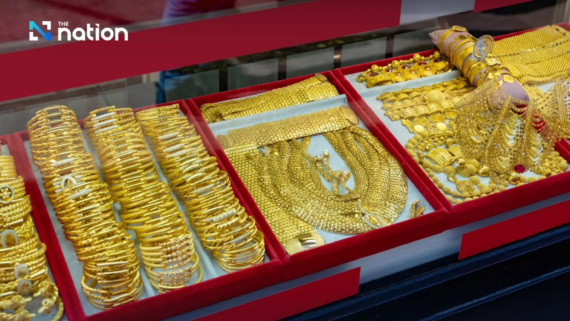 Gold Climbs Above $4,500 for First Time on Geopolitics, Rates