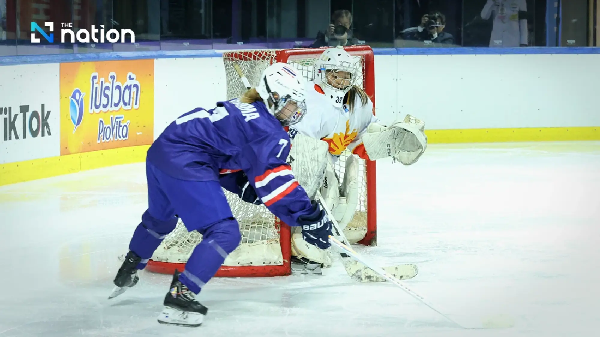 Queen presents ice hockey medals as Thai women’s team wins SEA Games gold