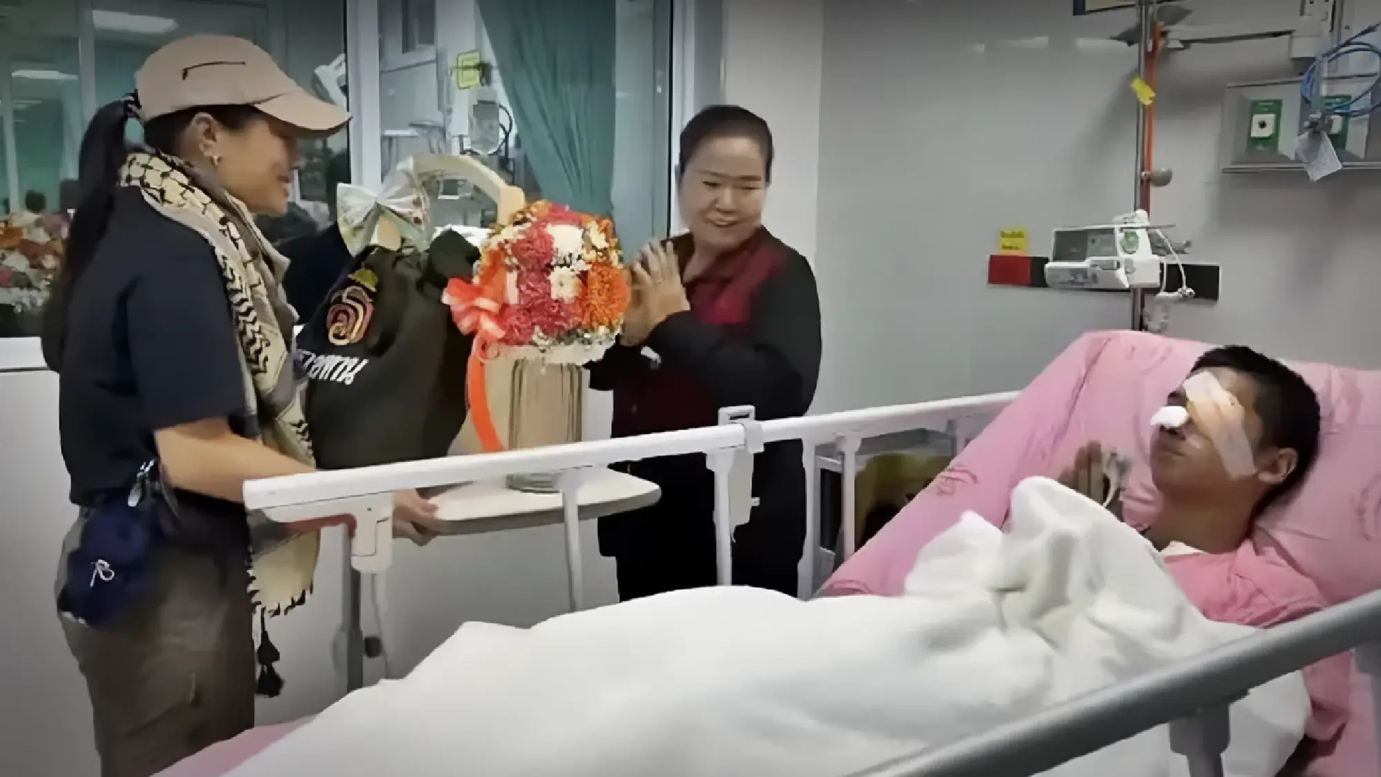 HRH Princess Sirivannavari Nariratana Rajakanya visits injured soldiers in Ubon Ratchathani