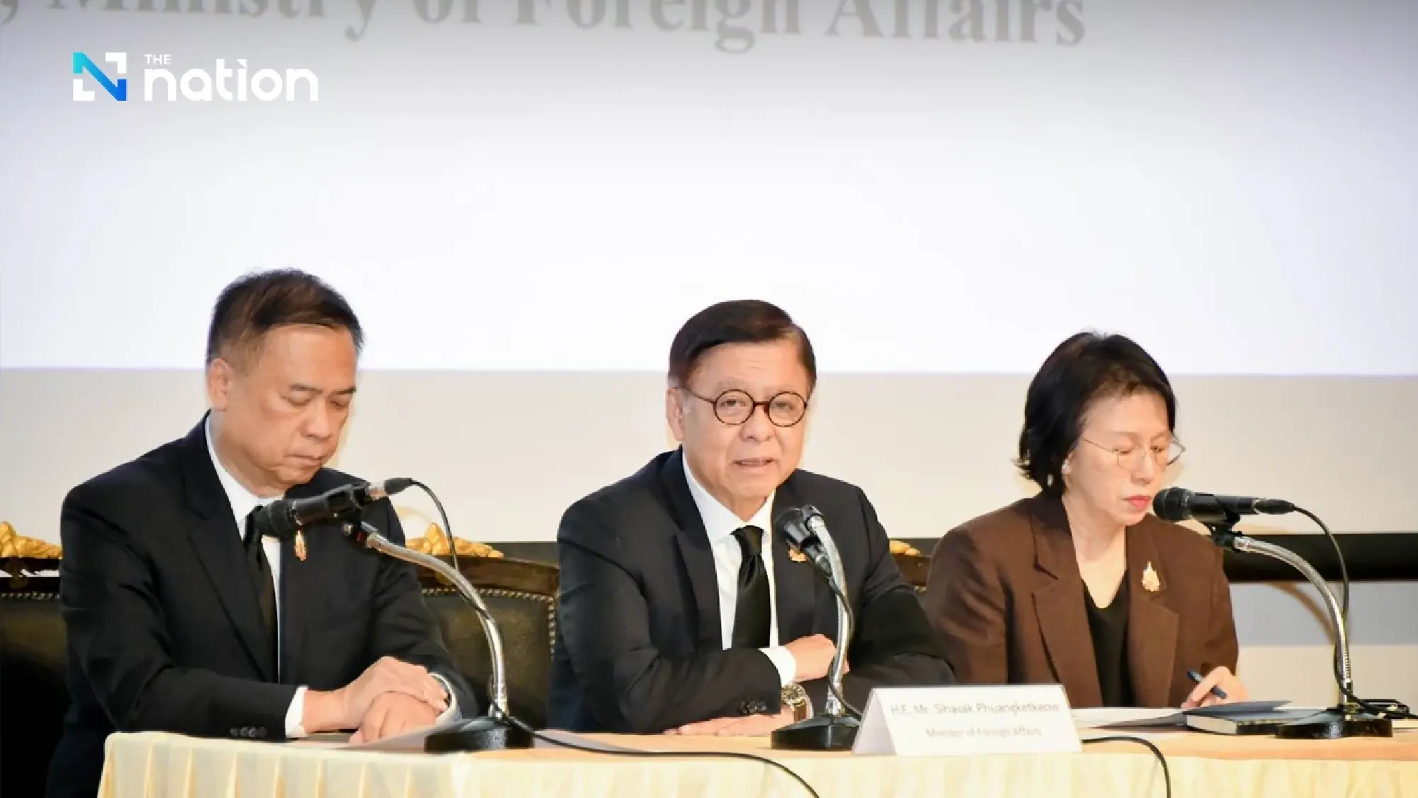 (centre) Sihasak Phuangketkeow