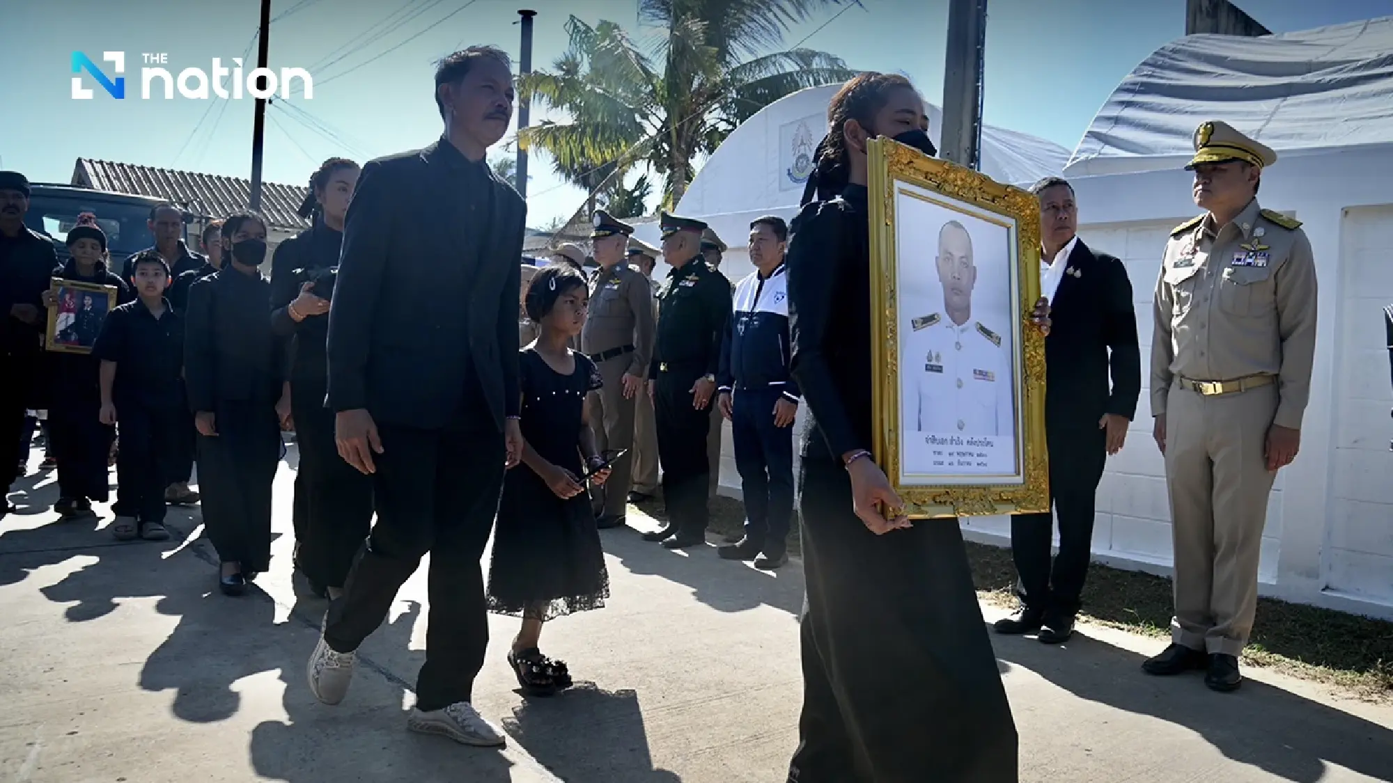 Thousands in Surin line up to bid farewell to two fallen soldiers