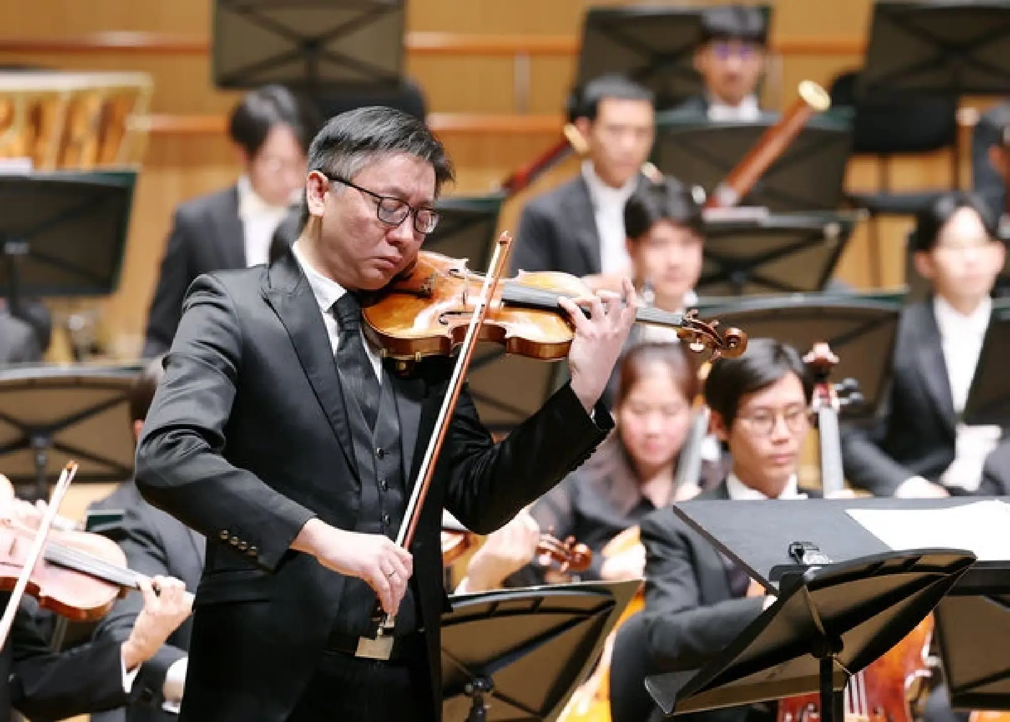 Violinist Wei Lu performs at the concert in Beijing on Sunday. [Photo provided to chinadaily.com.cn]