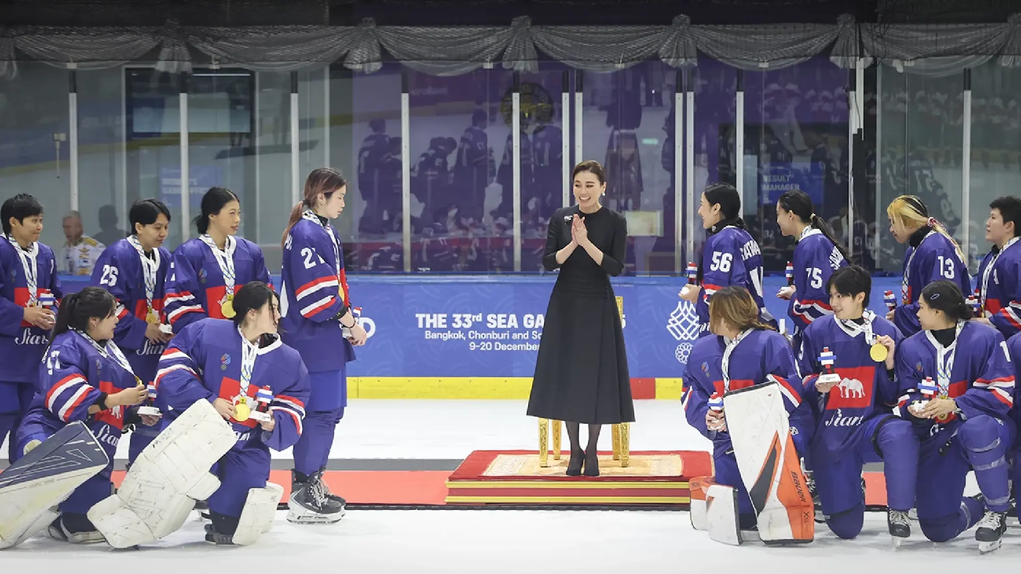 Queen presents ice hockey medals as Thai women’s team wins SEA Games gold