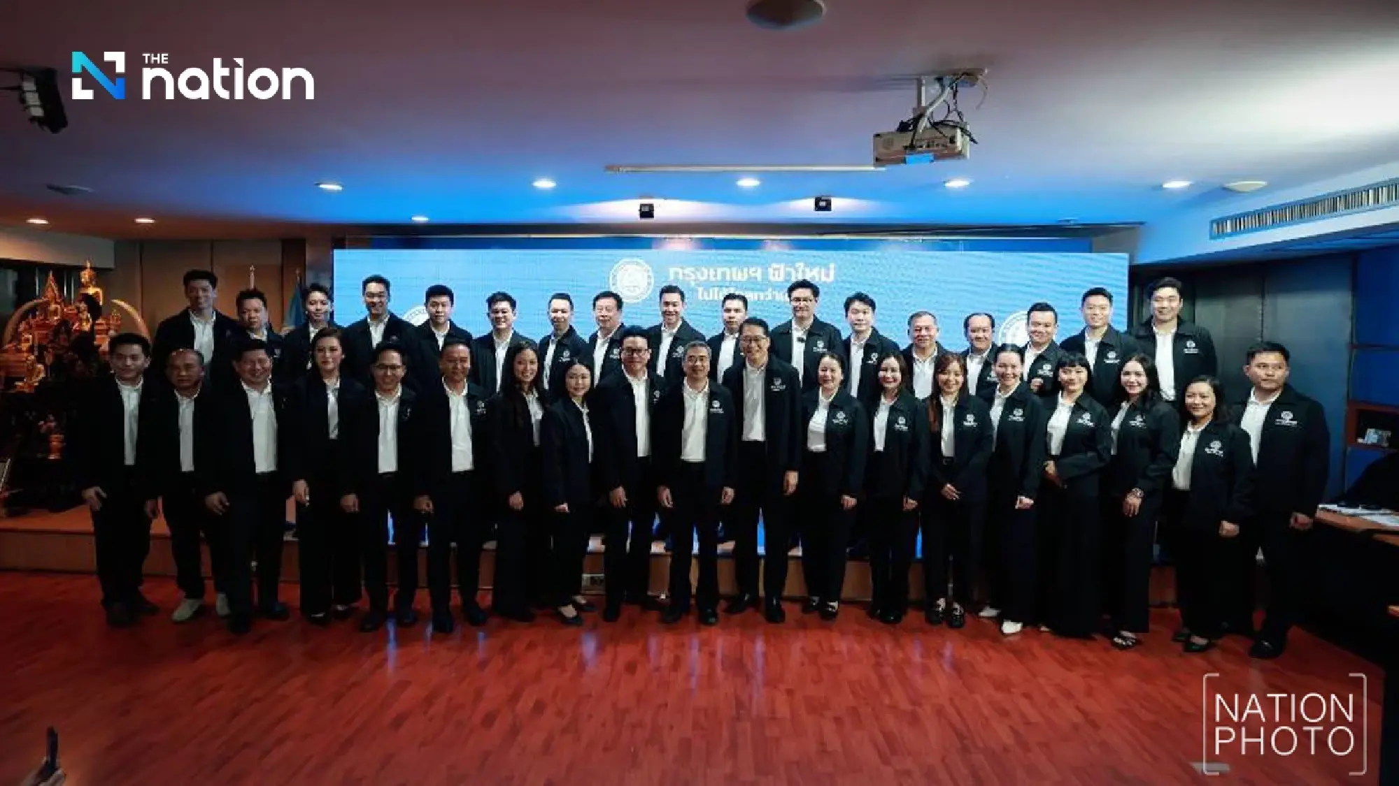 Abhisit vows to lead Thais out of poverty if Democrats win election