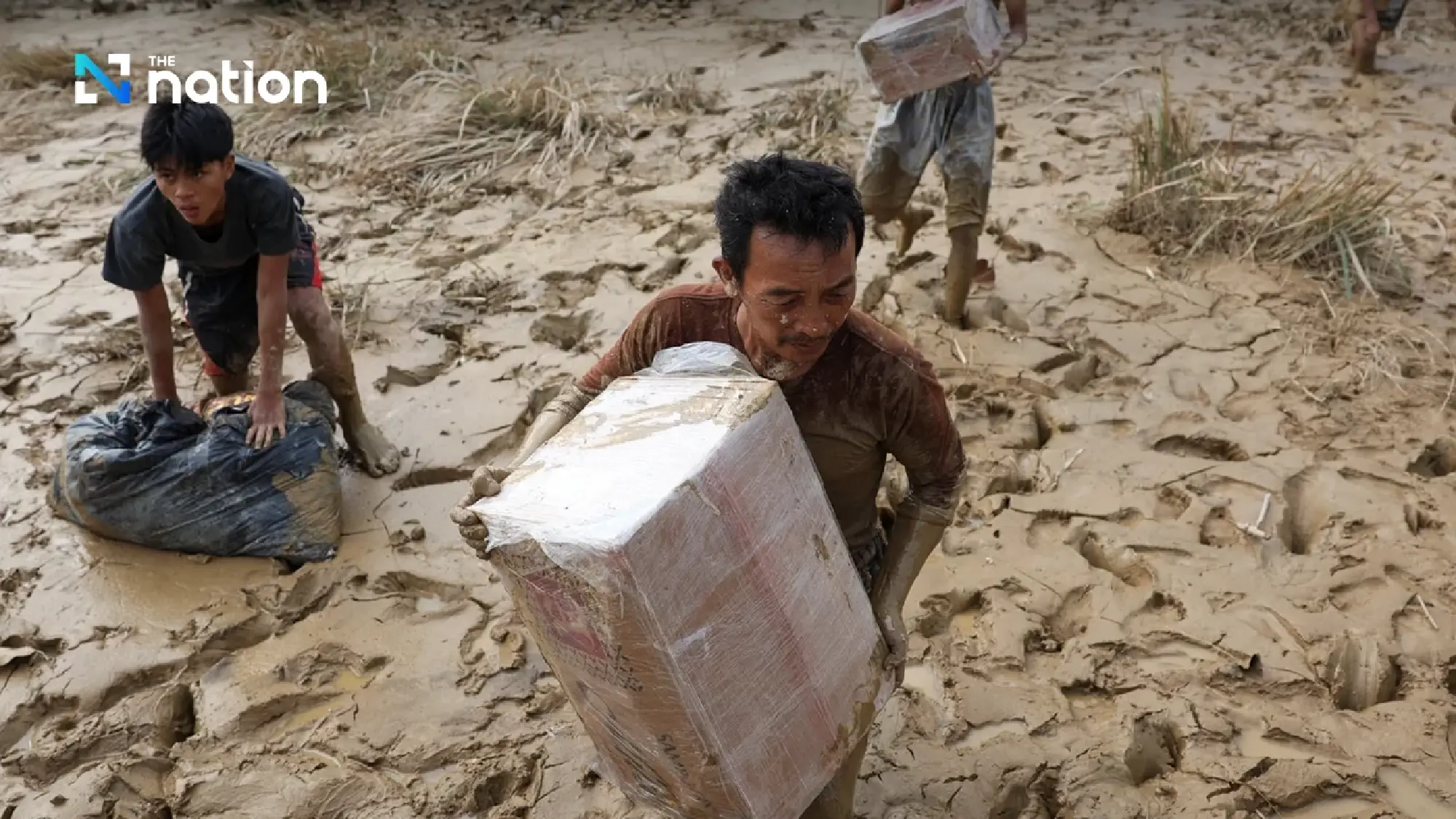 Indonesia cyclone floods leave 908 dead as calls grow for national disaster status