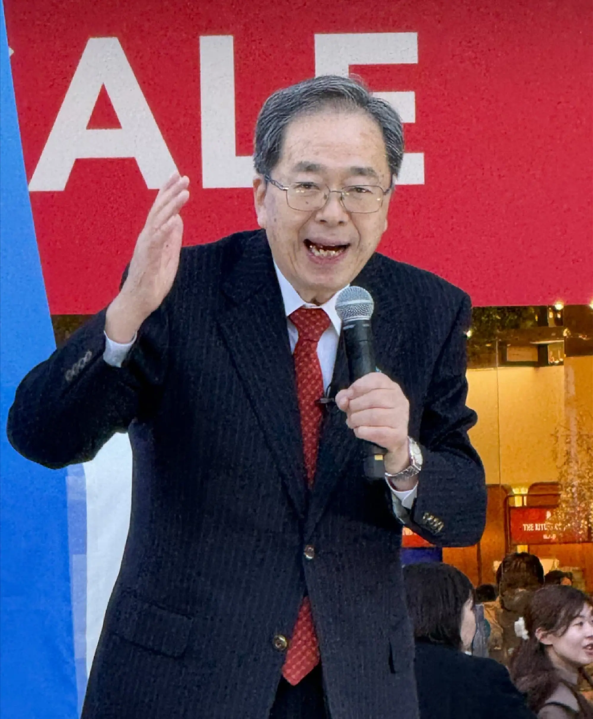 Centrist Reform Alliance co-leader Tetsuo Saito gives a stump speech in Tokyo on Friday.