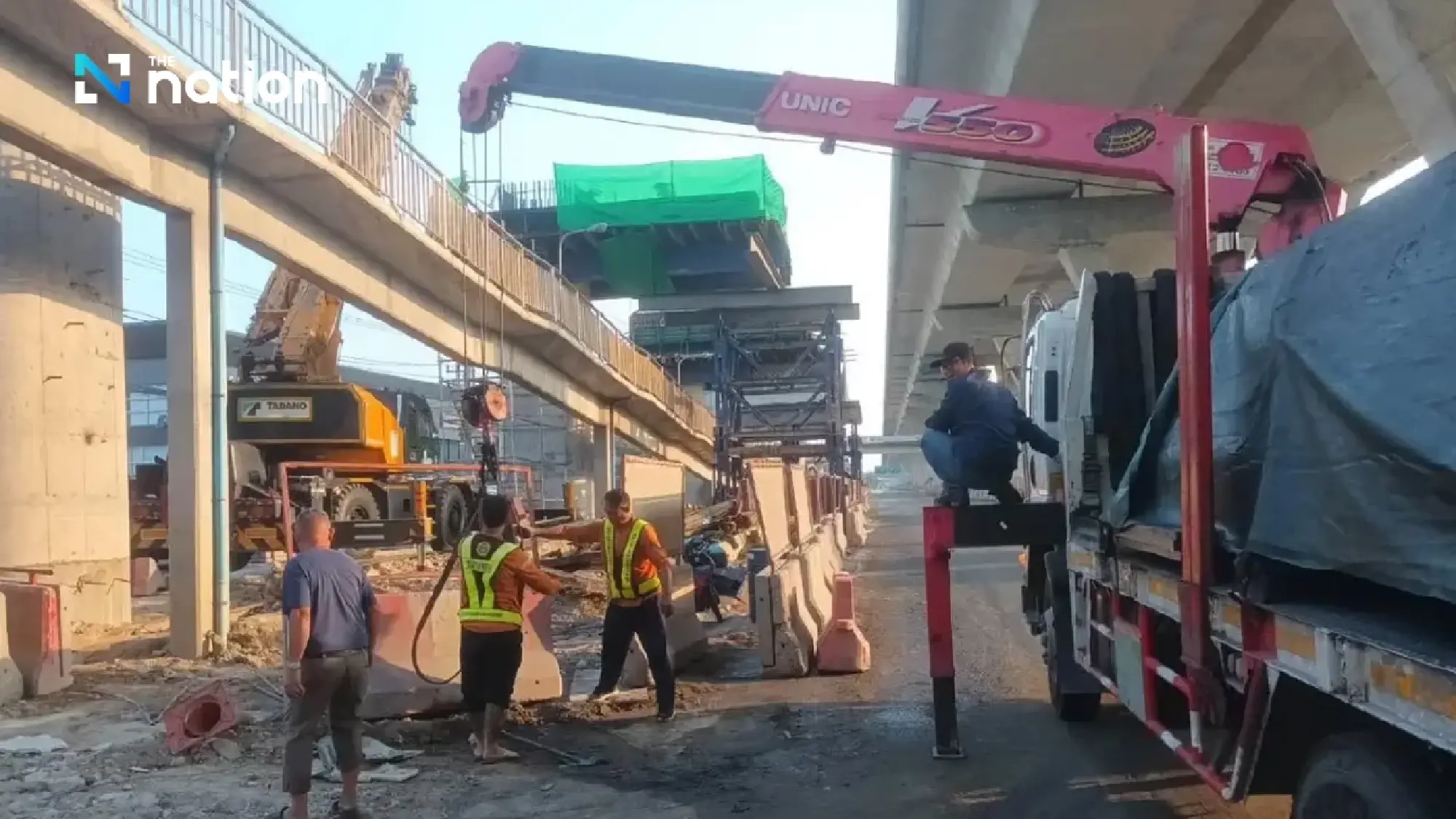 Rama II road collapse triggers emergency in Samut Sakhon; citywide water outage and gridlock