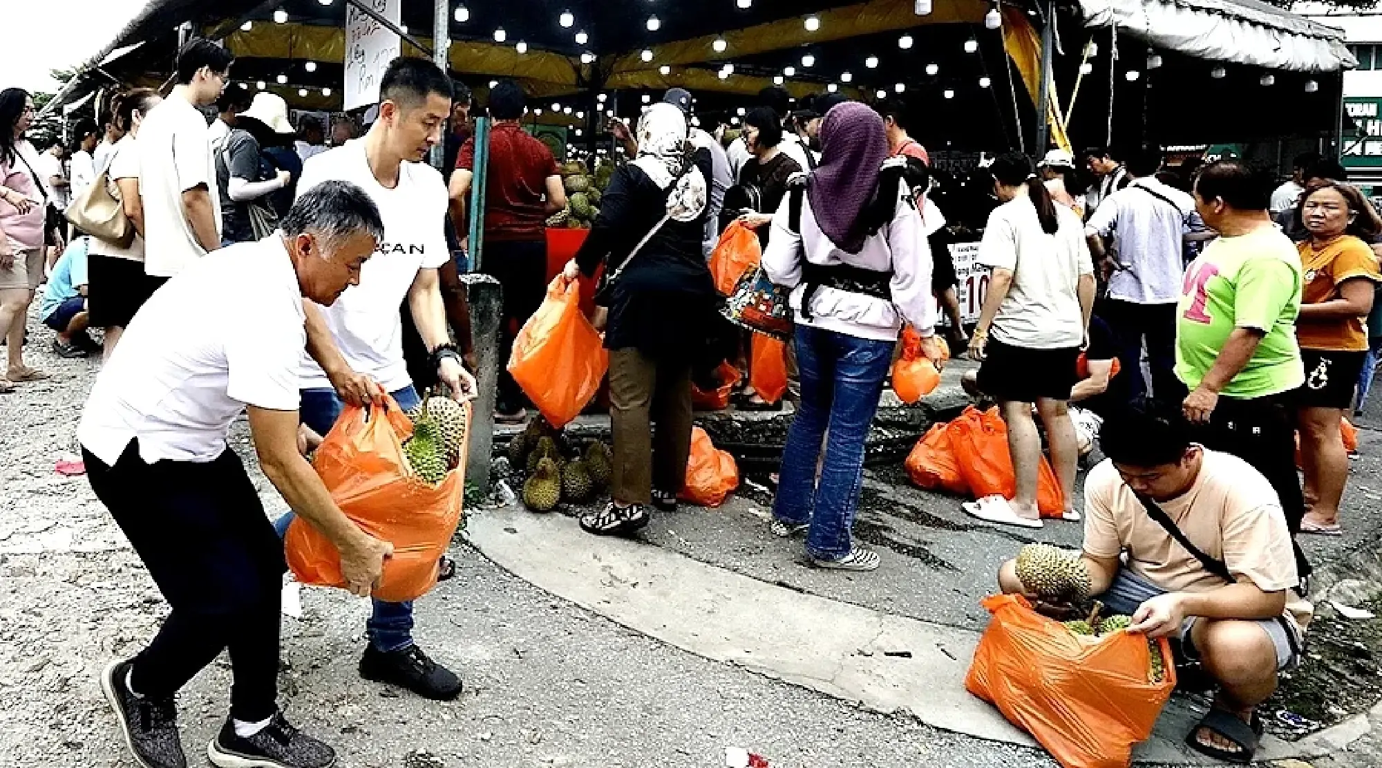 One bagful of durians for only RM133. PHOTO: SIN CHEW DAILY