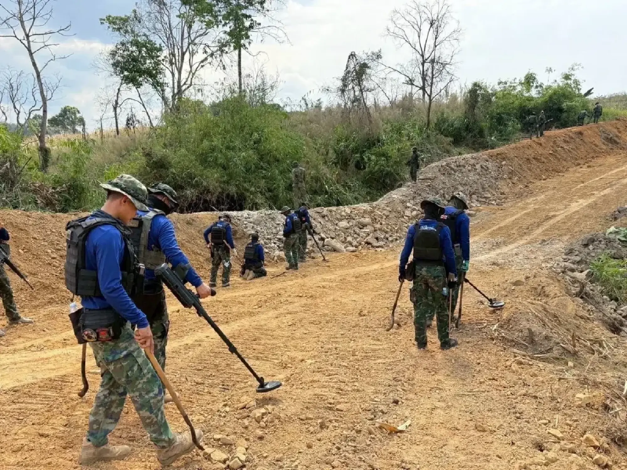 Royal Thai Navy Finds Landmines and IEDs in Trat, Swift Action to Clear Explosives