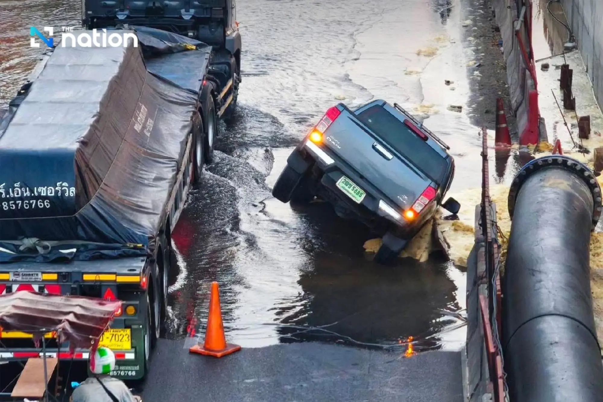 Rama II road collapse causes major jams after pickup falls into sinkhole