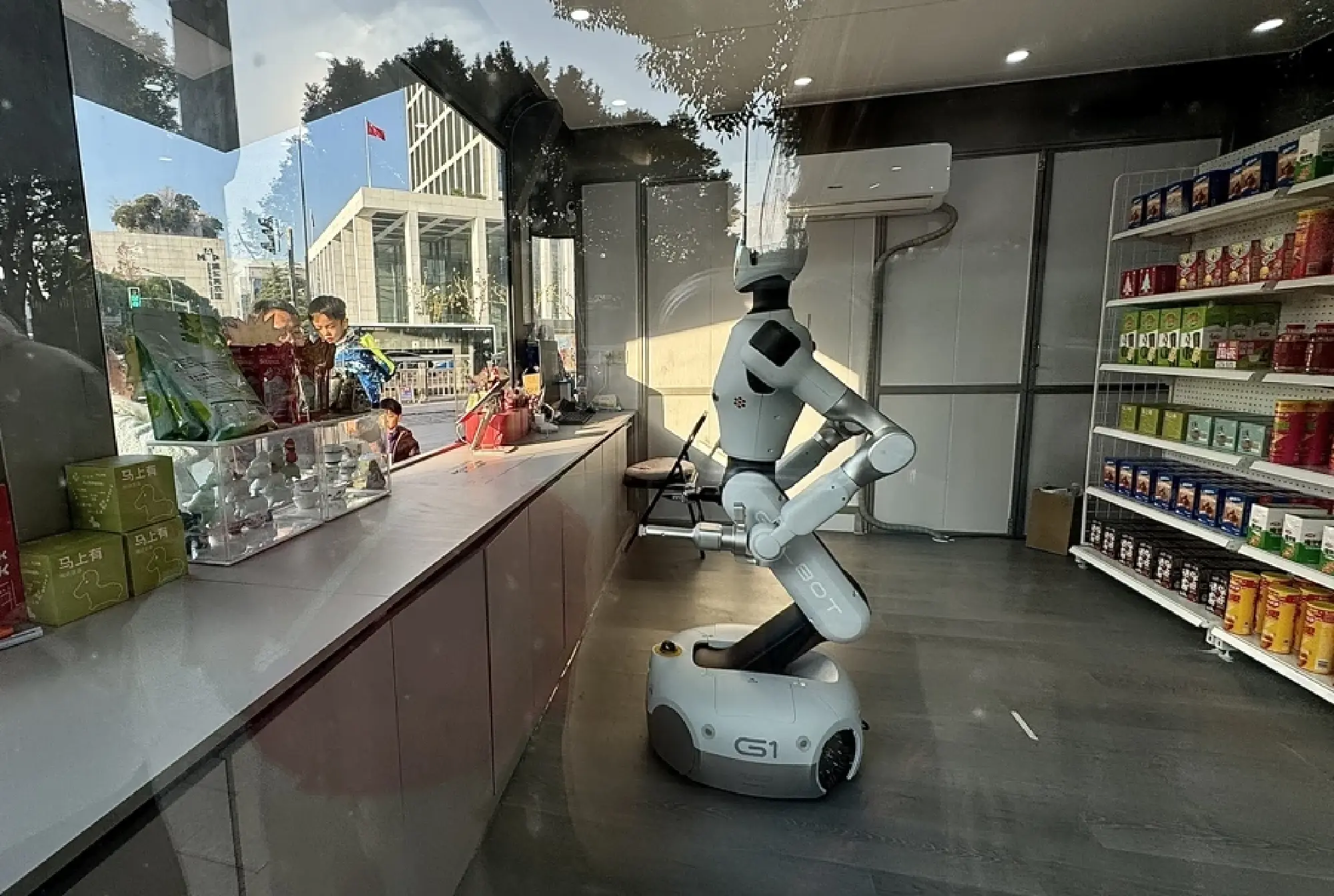 ​Visitors stop at the capsule-shaped store run by Galbot. [Photo/Shanghai Observer]