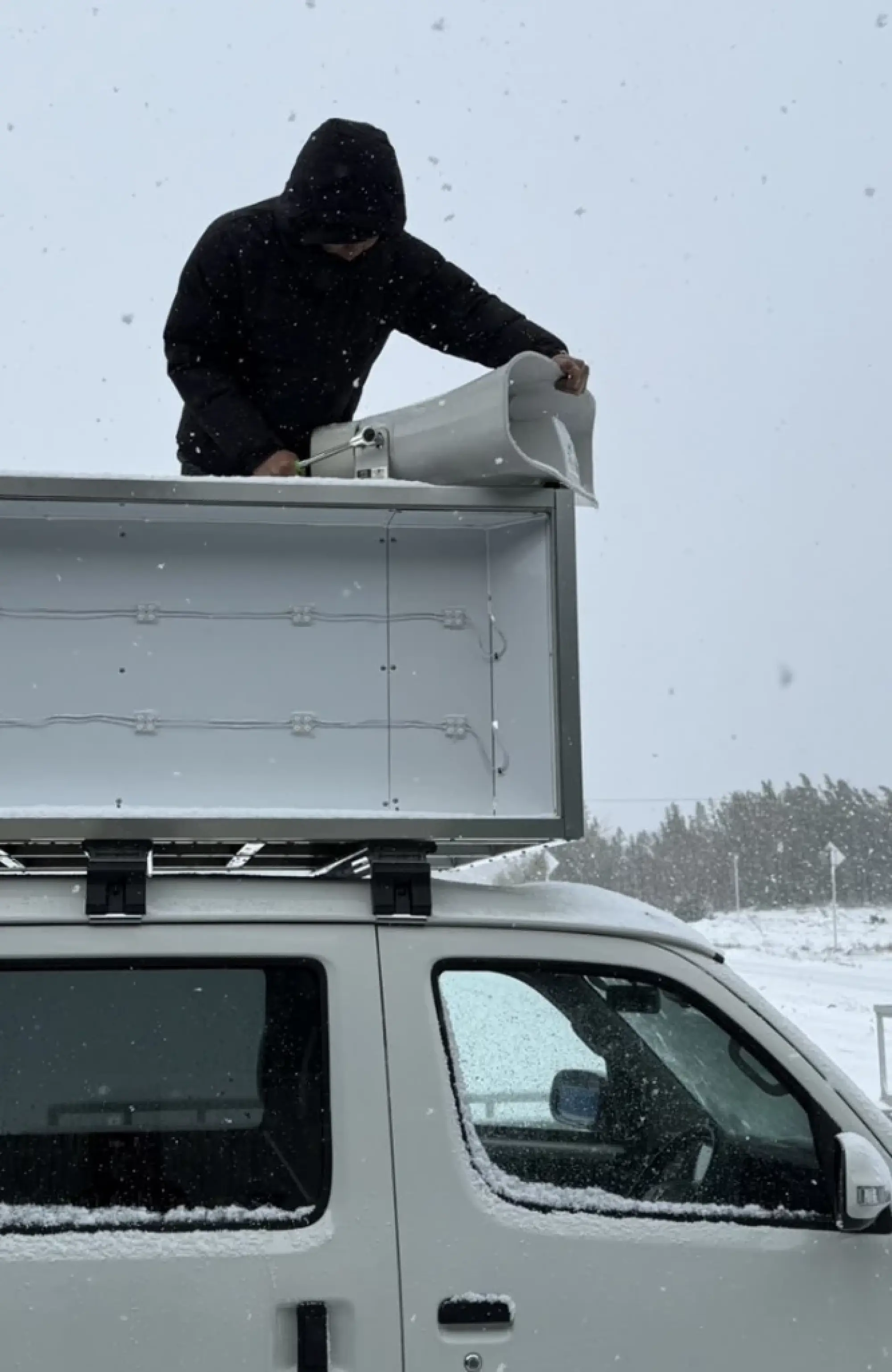 An employee of a rental company installs a loudspeaker on a campaign car in Yonago, Tottori Prefecture, on Wednesday. (Courtesy of Ishibashi Holdings)