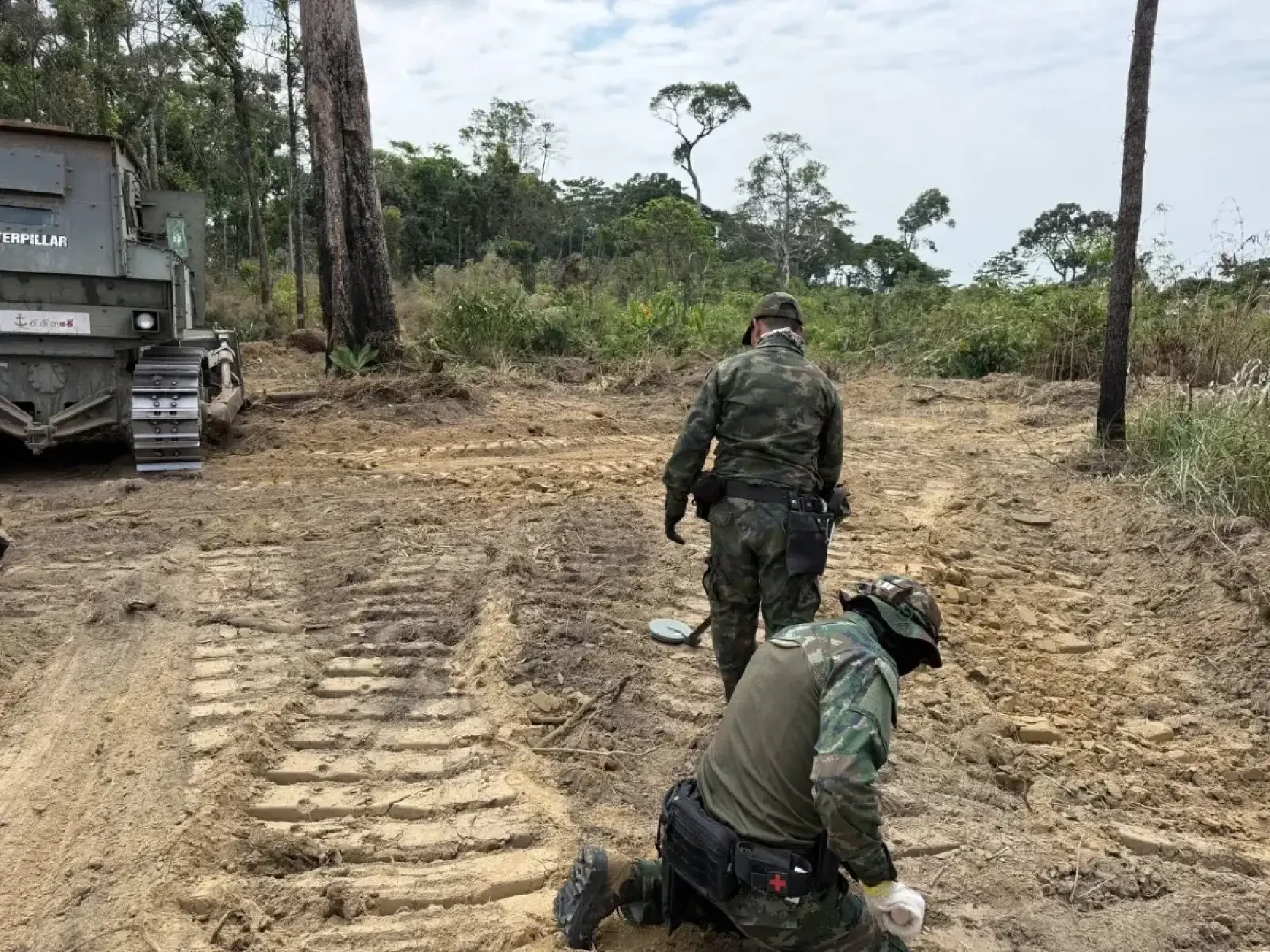 Royal Thai Navy Finds Landmines and IEDs in Trat, Swift Action to Clear Explosives