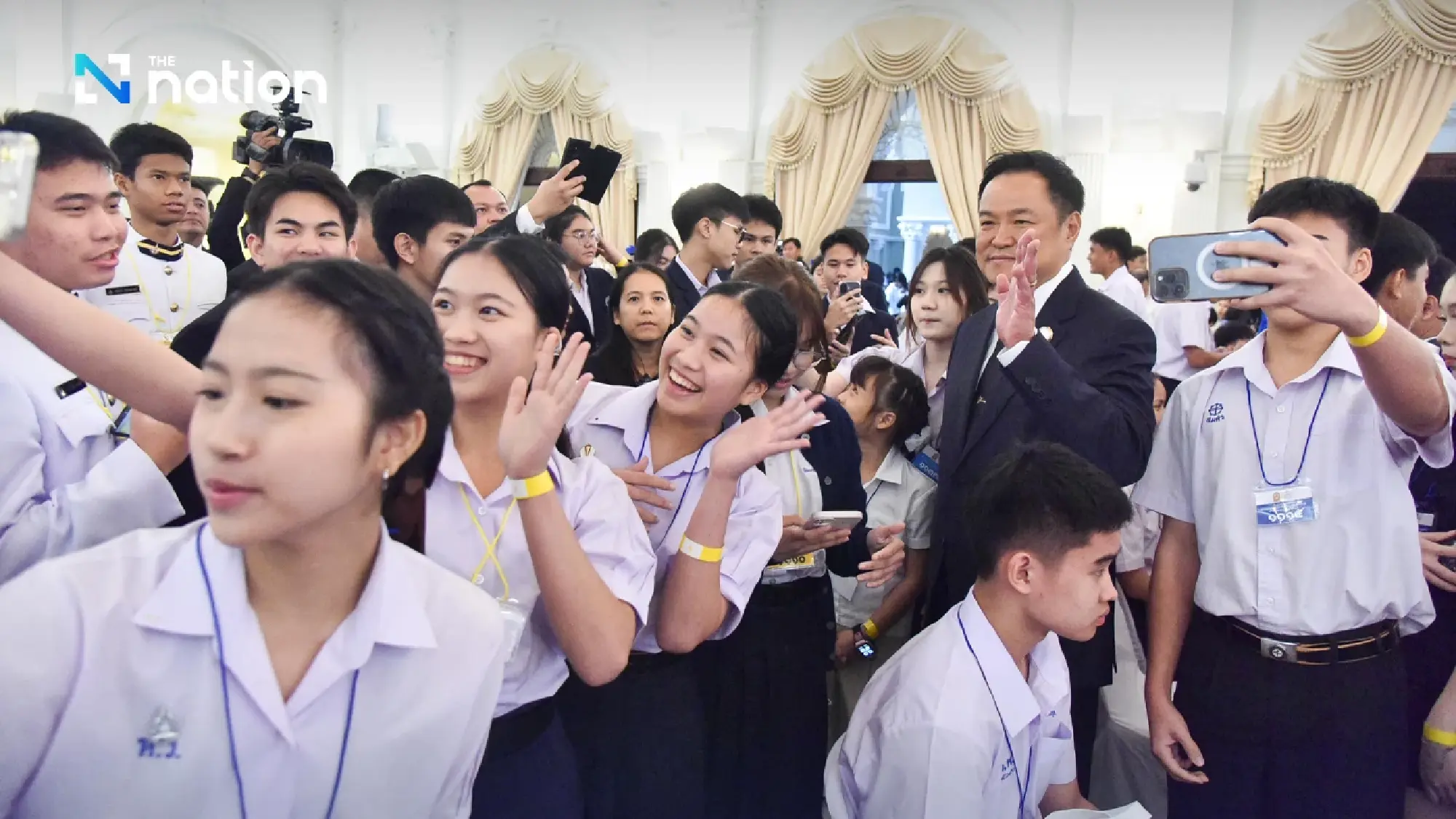 Anutin urges children and youths to aim higher and keep learning