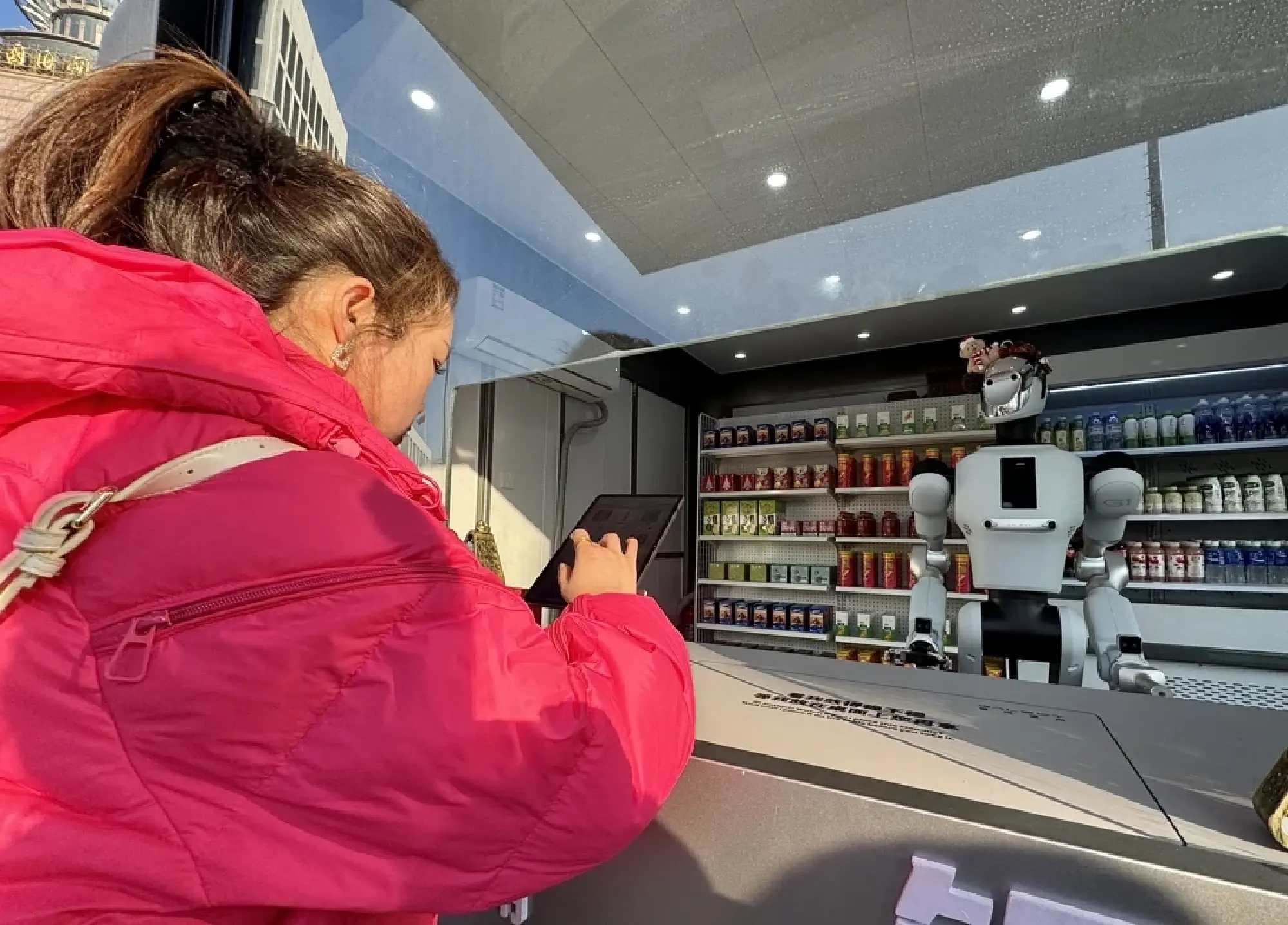 ​A customer places an order at the Galbot Shop. [Photo/Shanghai Observer]