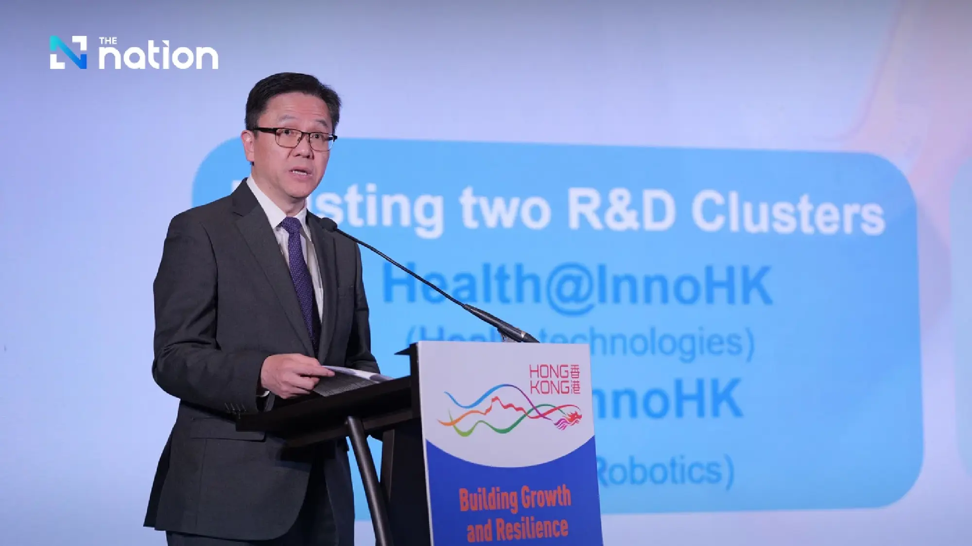 Professor Sun delivers a keynote speech at the dinner seminar.