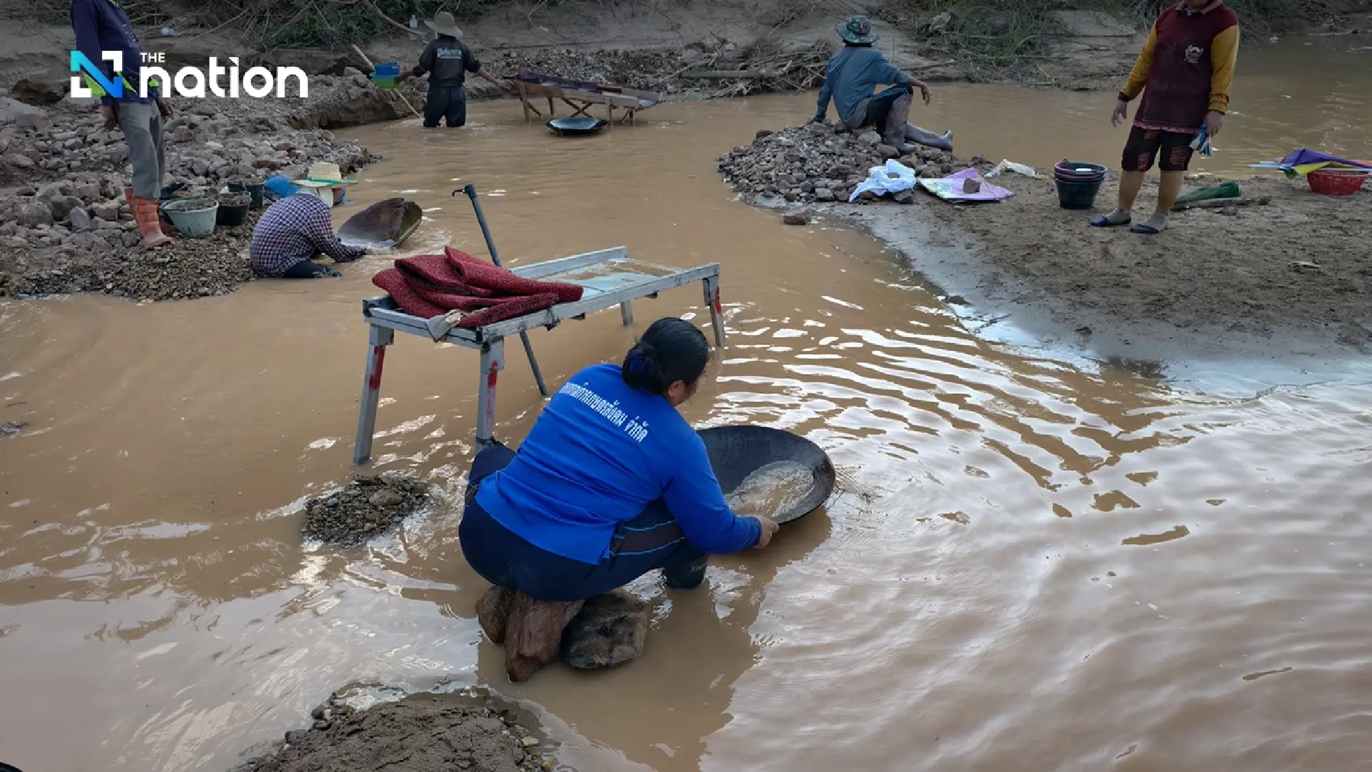 Low Mekong draws Nong Khai villagers to pan for gold