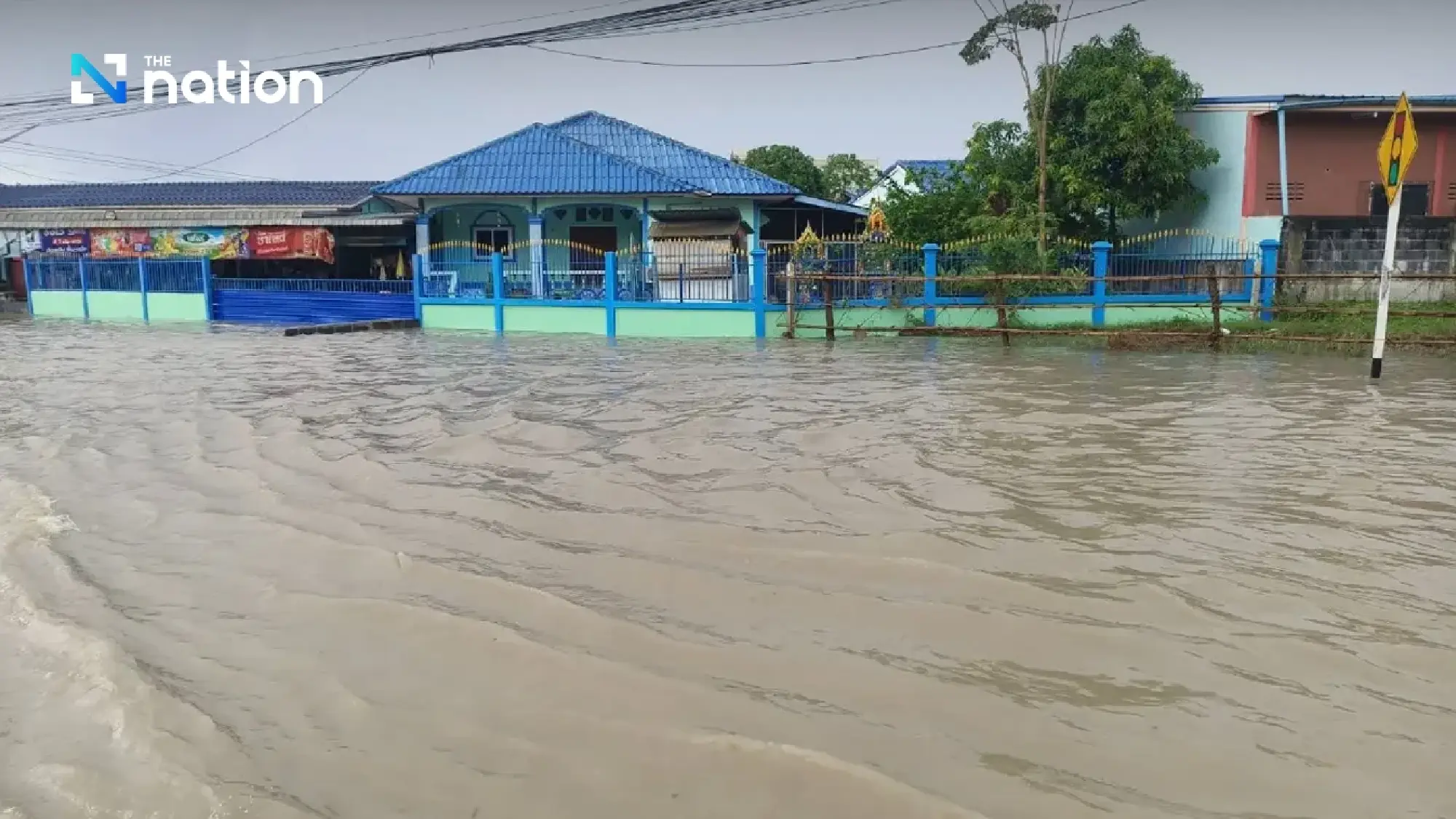 Heavy Rain Floods Rayong, Pluak Daeng Underwater, Small Cars Blocked