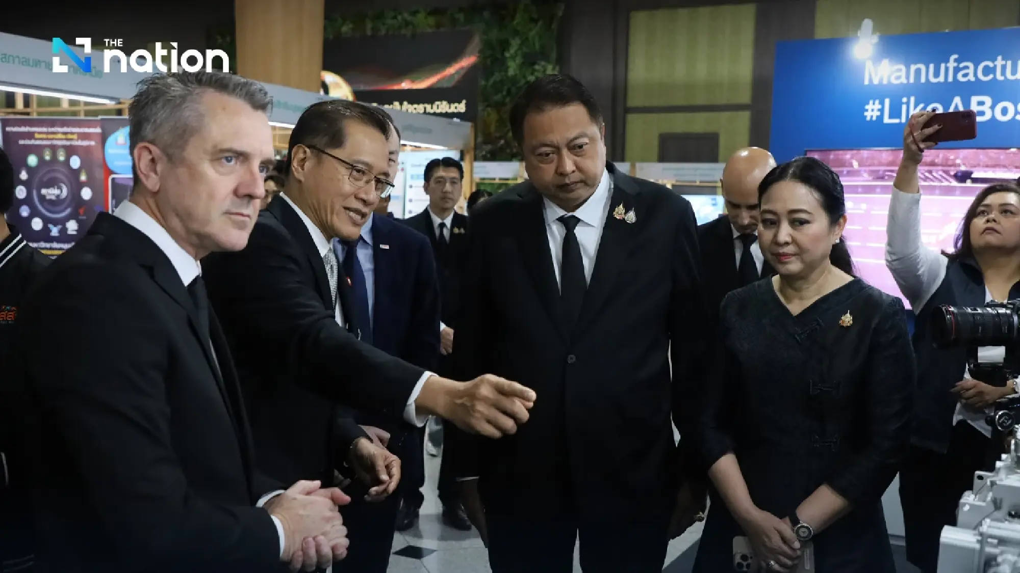 Weerasak Kowsurat, Chairman of the Bangkok Breath Council (second from left), shows interest in Bosch eAxle technology alongside Stuart Brown, Regional President Power Solutions ASEAN (far left), H.E. Suchart Chomklin, Deputy Prime Minister and Minister of Natural Resources and Environment (second from right), and Dr. Raweewan Bhuridej, Permanent Secretary of the Ministry of Natural Resources and Environment (far  right).