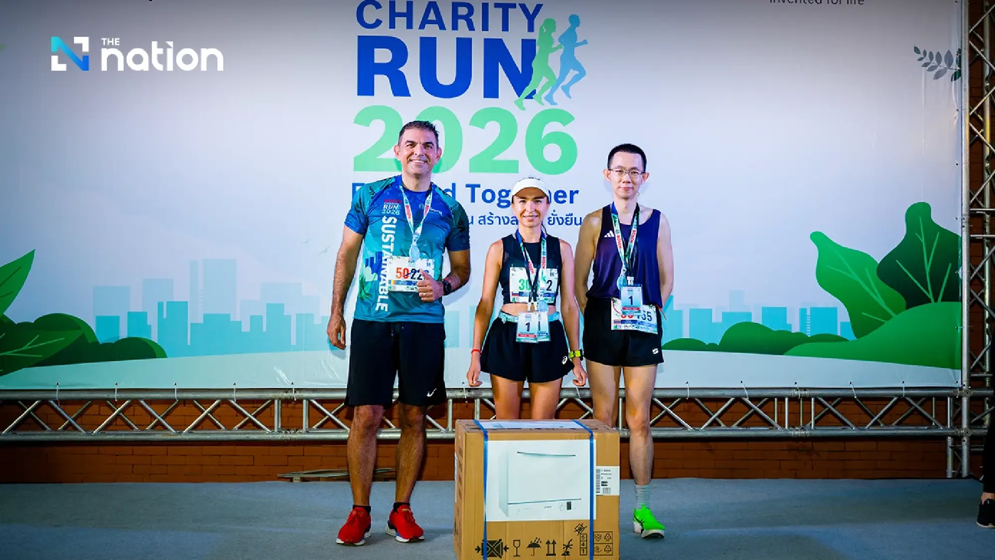 Victor George Dumitru, Managing Director and CEO of BSH Home Appliances Thailand, awards Bosch Series 4 Free-standing Compact Dishwashers as first prizes to the top male and female runners.