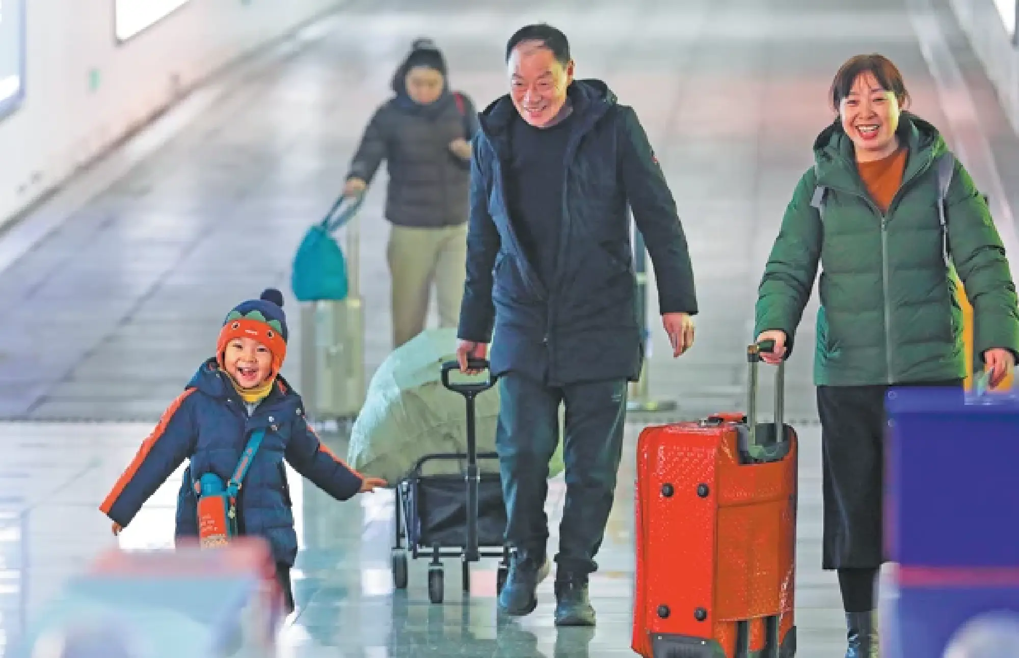 A child is reunited with family members at the exit of Haian Railway Station in Nantong, Jiangsu province, on Monday. A total of 9.5 billion passenger trips, which would be a record high, are expected during this year travel rush period, which will end on March 13. GU BINBIN/XINHUA