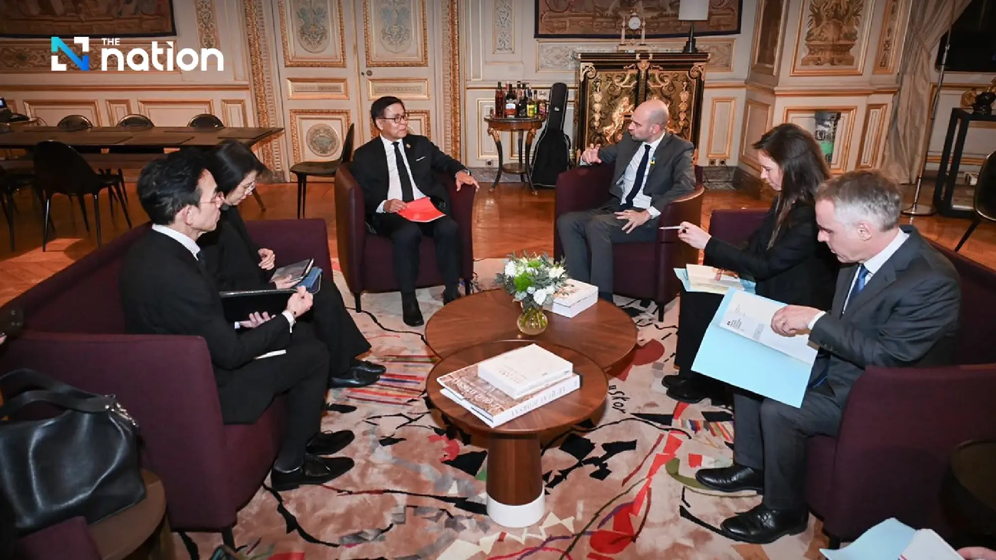 Sihasak briefs French foreign minister on Thai-Cambodian situation during Paris talks