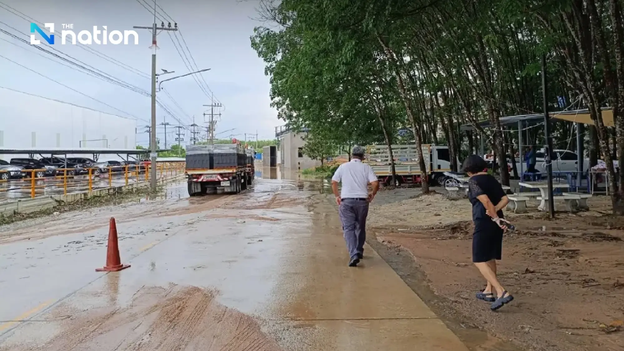 Heavy Rain Floods Rayong, Pluak Daeng Underwater, Small Cars Blocked