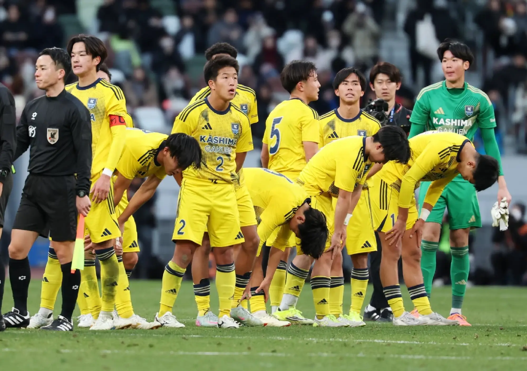 Kashima Gakuen players hang their heads after losing to Kamimura Gakuen in the All Japan High School Soccer Tournament final at MUFG Stadium in Tokyo on Jan. 12.