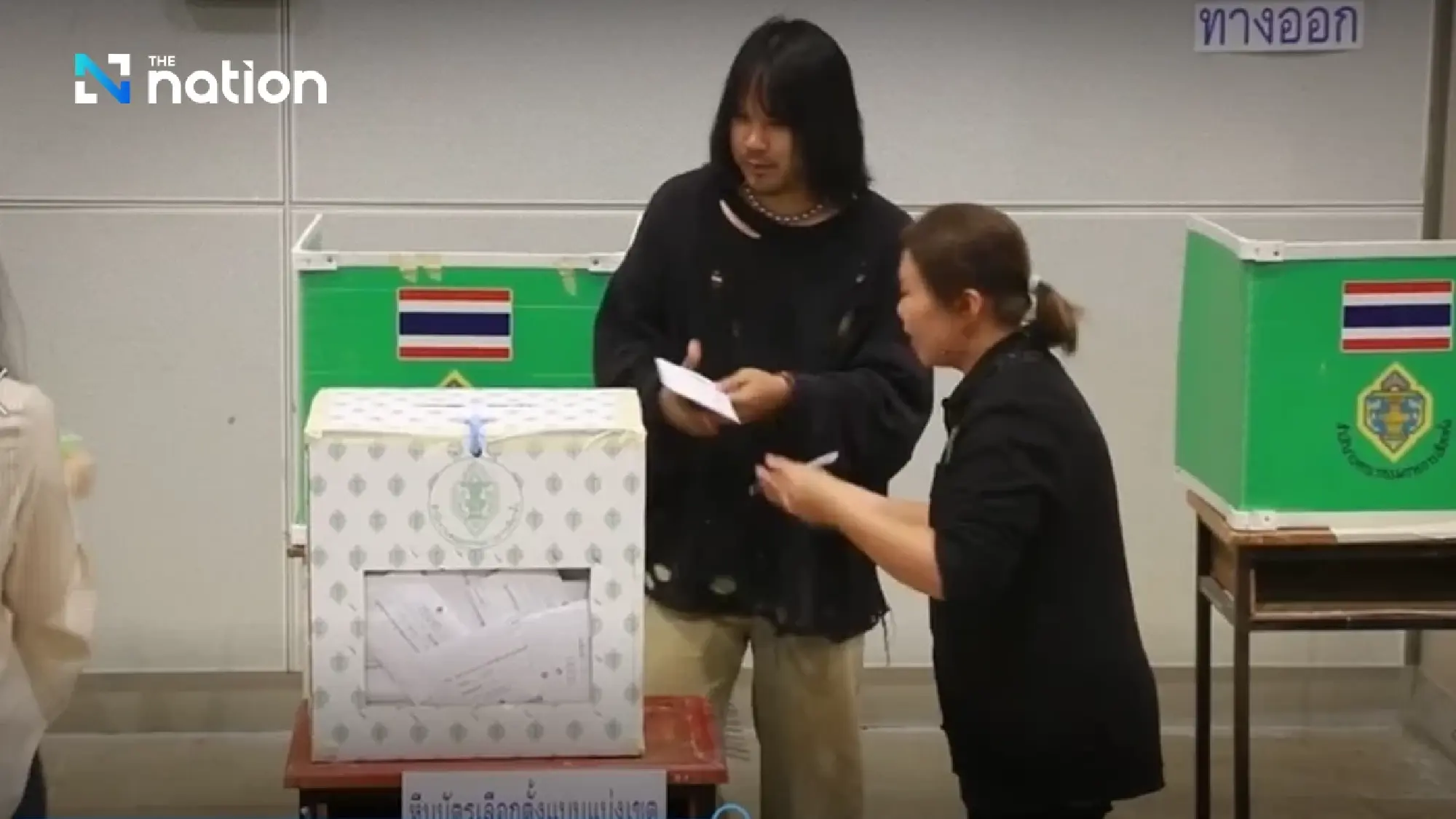 Advance voting draws lively turnout nationwide, including new voters