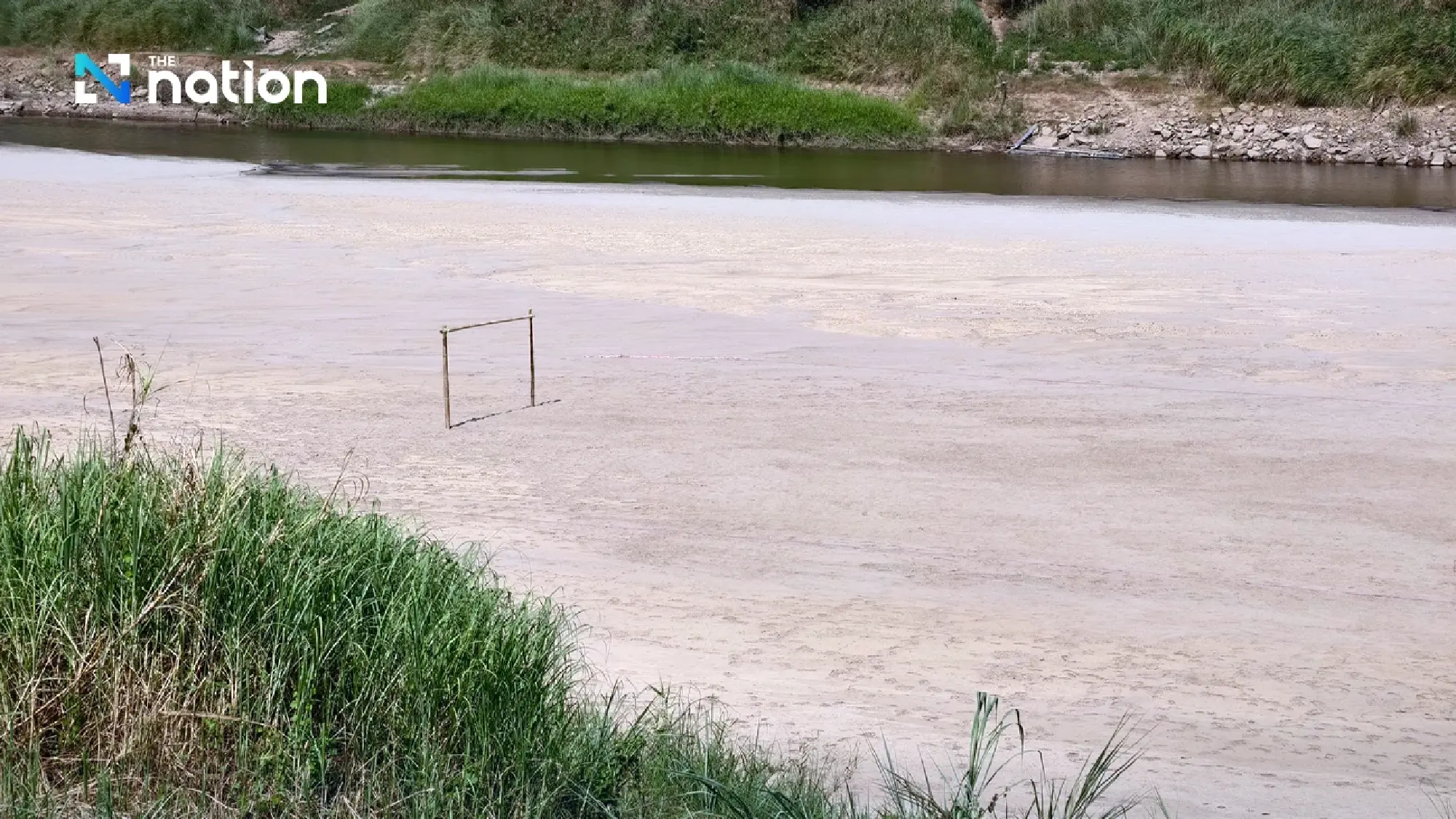 Mekong level drops to 1.37m in Nong Khai as sandbars emerge, residents walk to islets