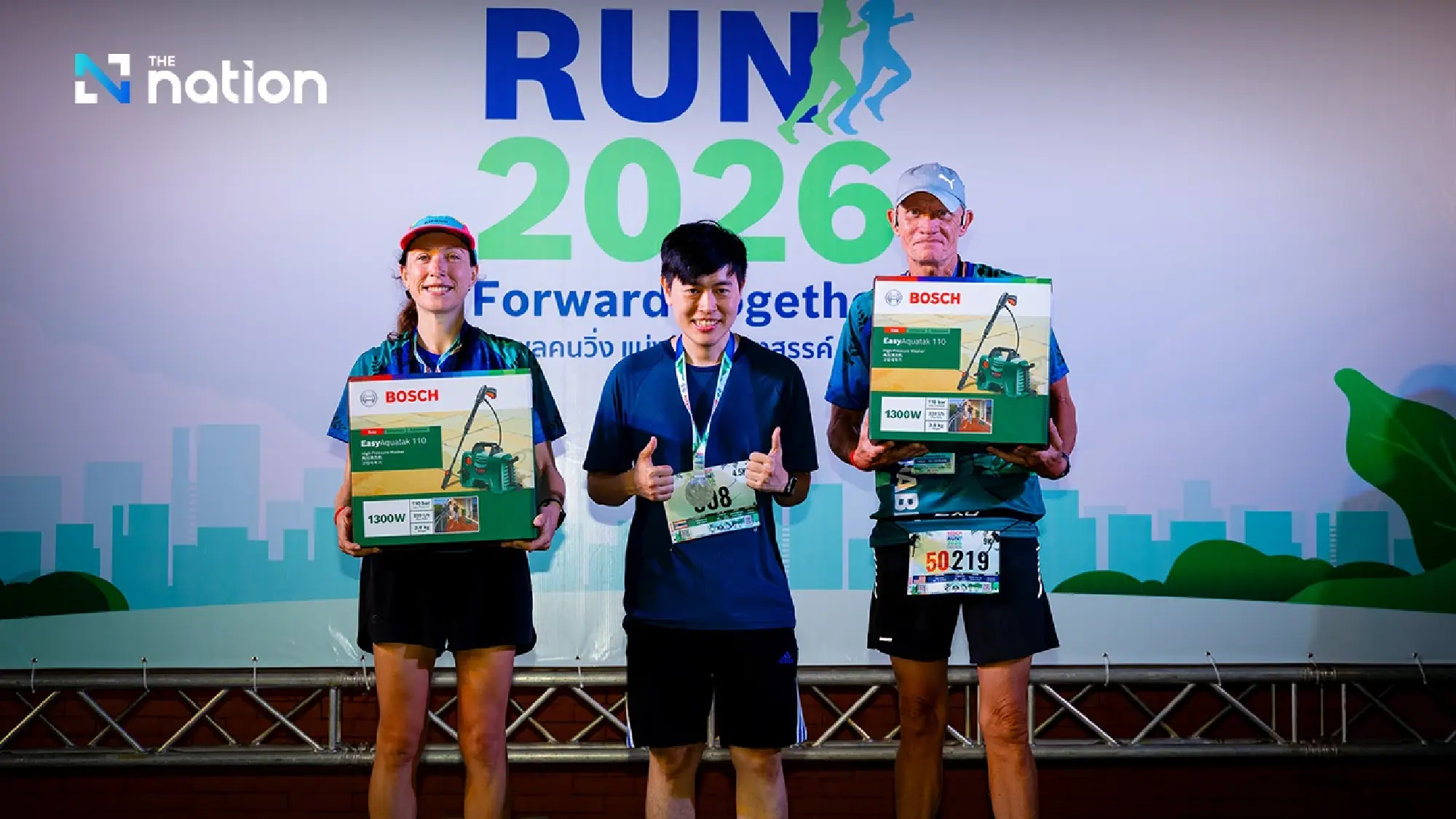 Patcharakanok Kumpinyo, Power Tools Marketing (Thailand), awards Bosch High-pressure Washers to the second runner-up winners.