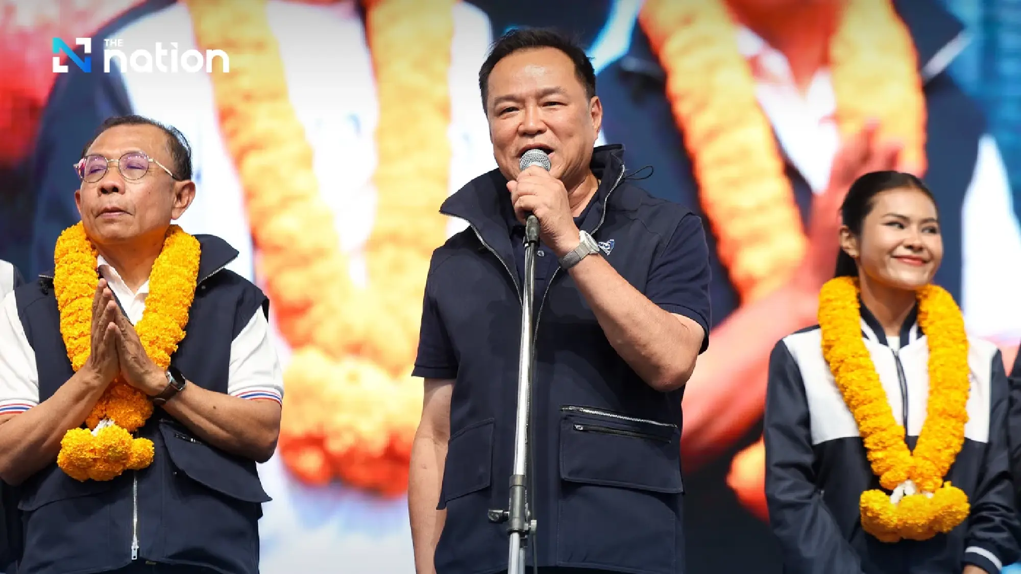 Anutin Charnvirakul (centre)