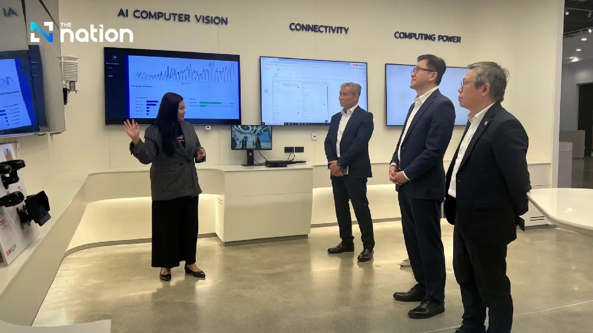 Professor Sun (second right), visits the True Digital Park.