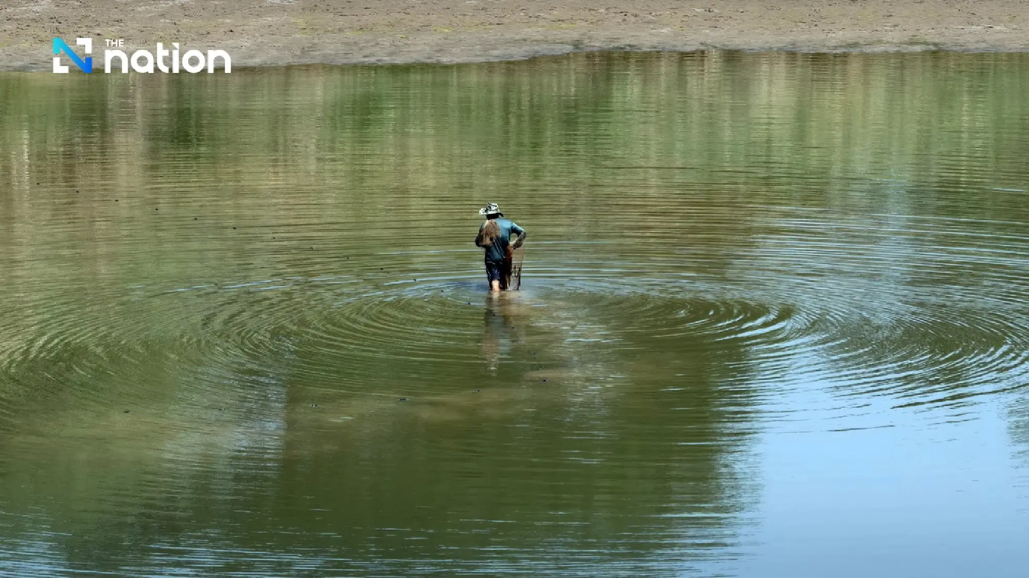 Mekong level drops to 1.37m in Nong Khai as sandbars emerge, residents walk to islets