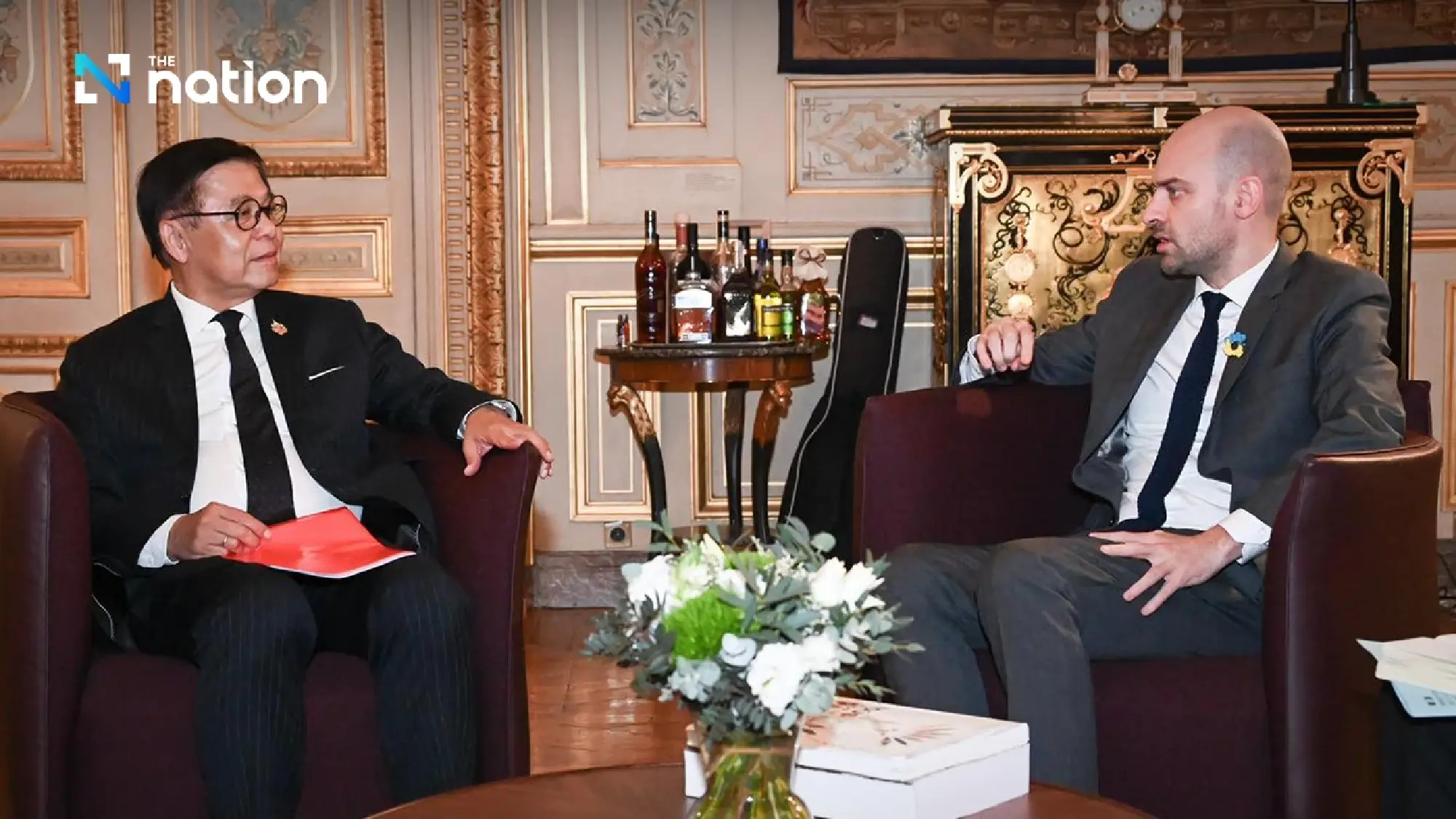 Sihasak briefs French foreign minister on Thai-Cambodian situation during Paris talks