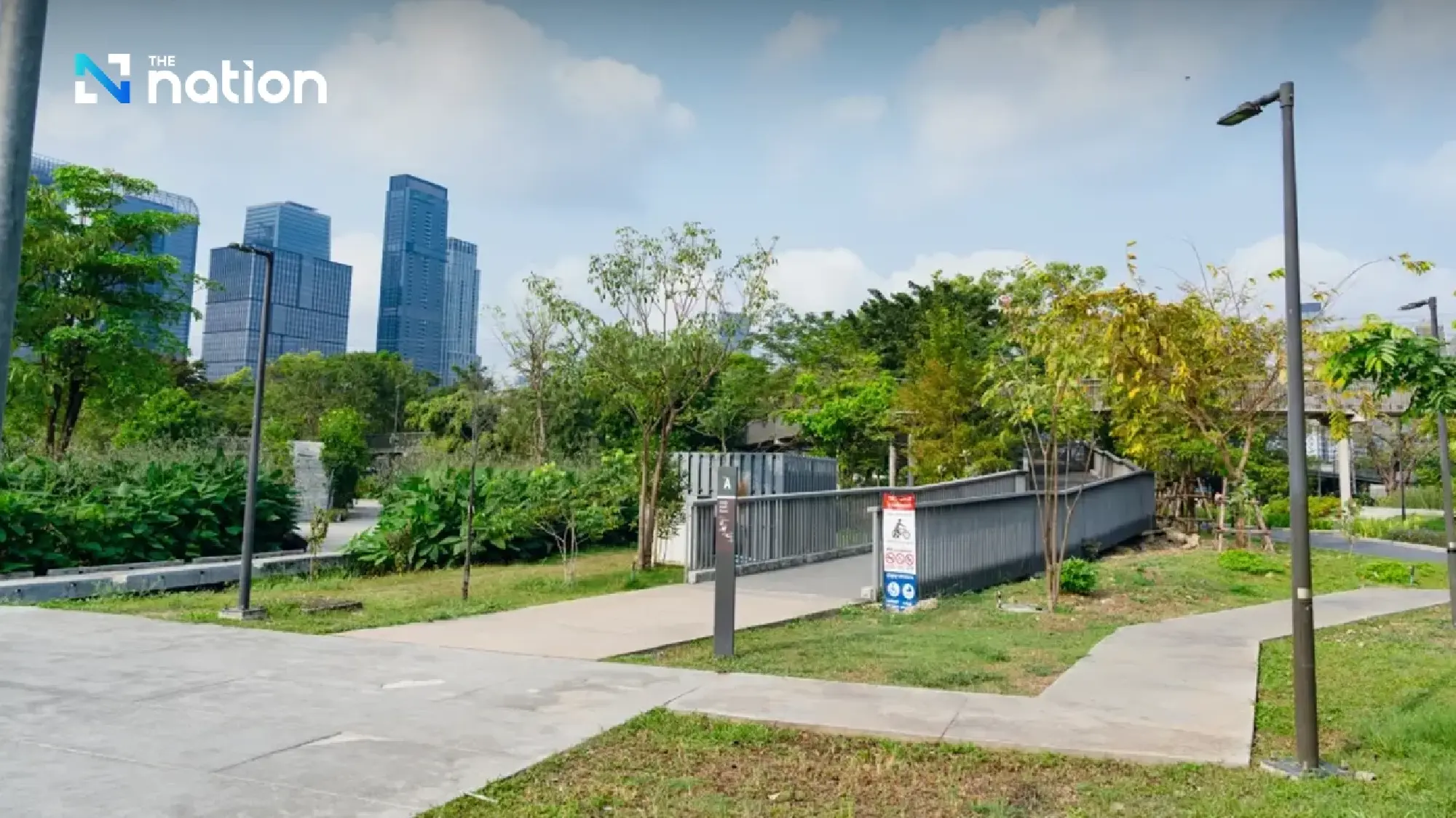 New 'Green Bridge' connects Lumpini and Benjakitti parks, set to finish by mid-2026