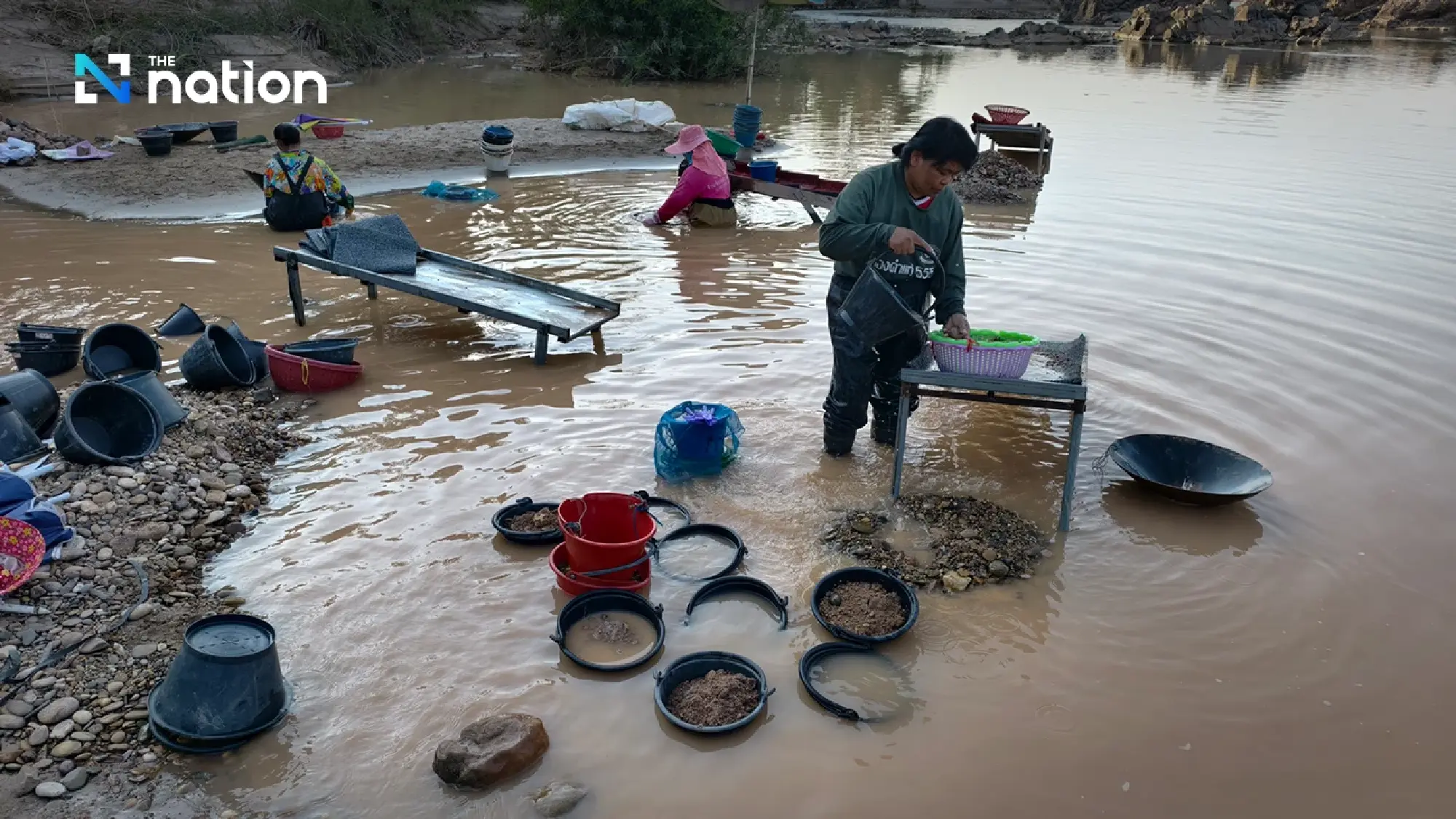 Low Mekong draws Nong Khai villagers to pan for gold