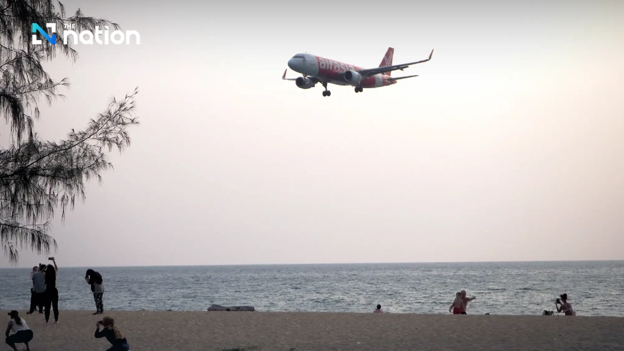 Phuket hits new daily flight record: 393 flights, 71,613 passengers; 14m annual target