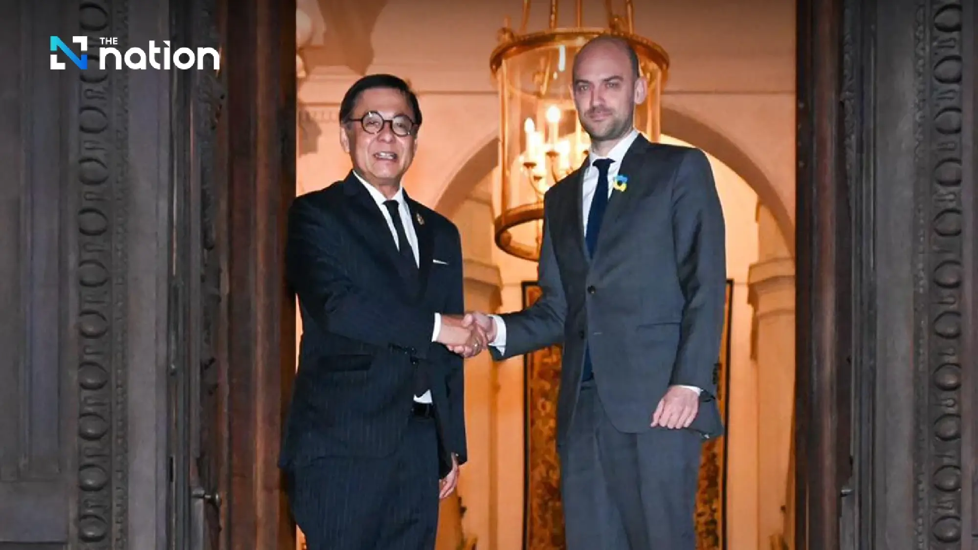 Sihasak briefs French foreign minister on Thai-Cambodian situation during Paris talks