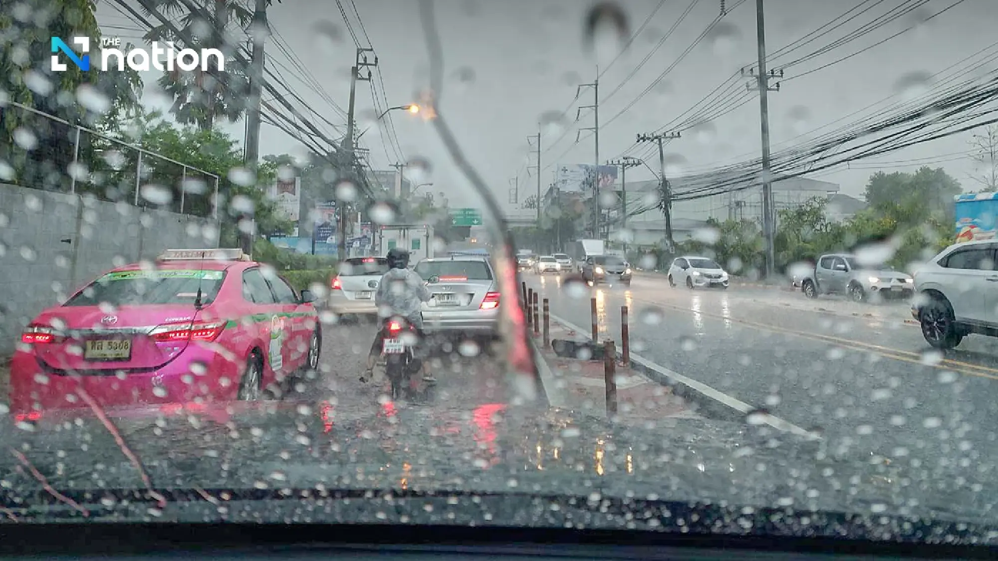 Hot weather persists as thundershowers approach, with heavier rain in Bangkok