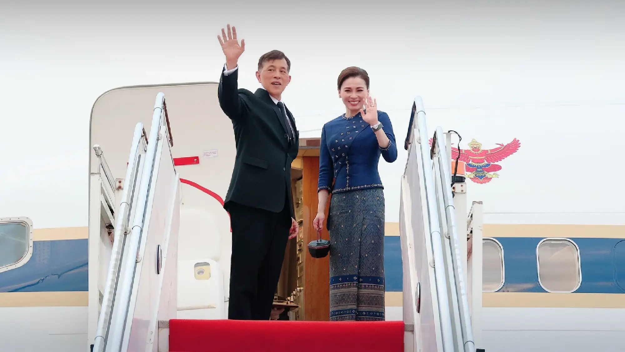 Their Majesties the King and Queen pay respects at Pha That Luang before concluding official visit to Laos