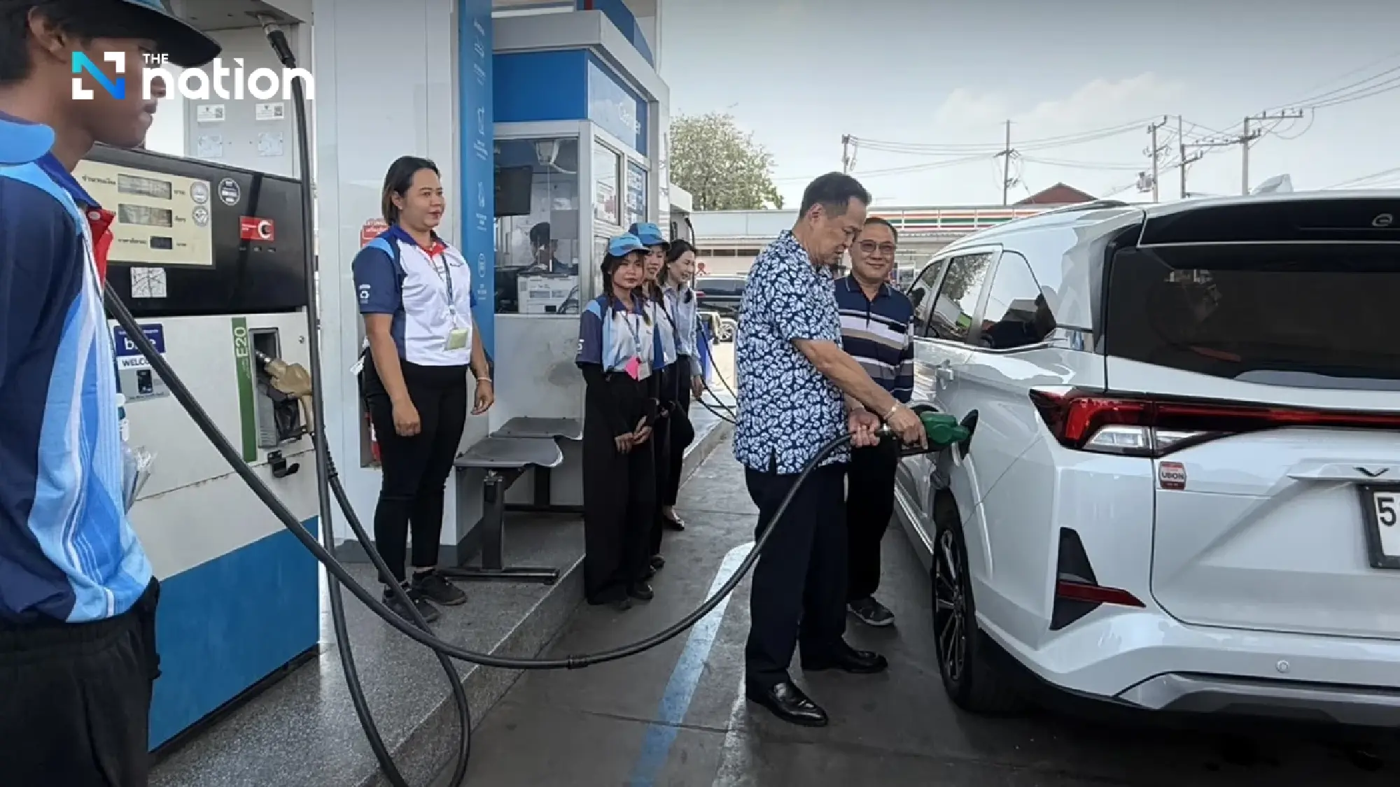 PM makes surprise fuel station check in Nakhon Phanom