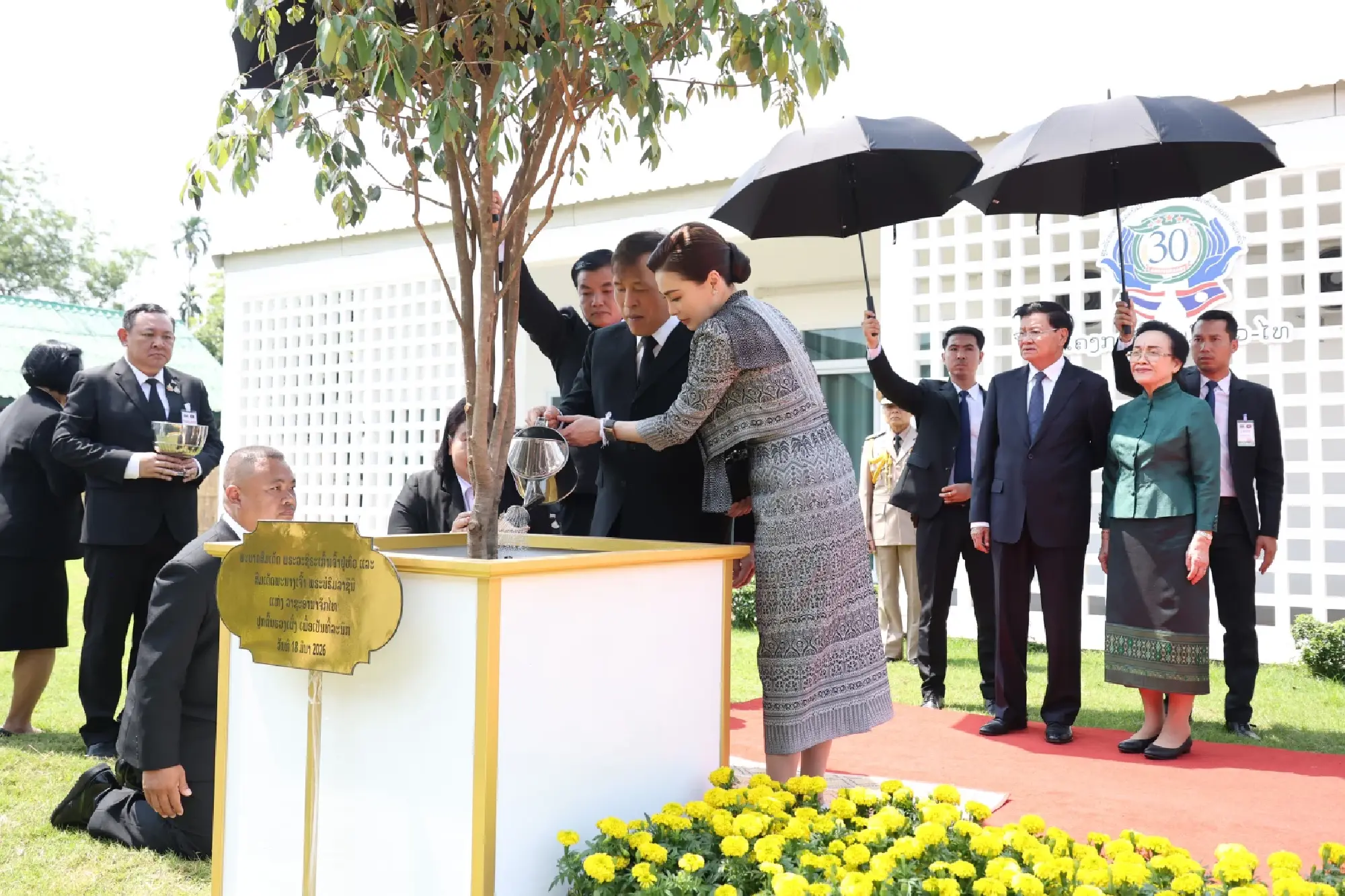Their Majesties visit Huayxone-Huayxua agricultural centre in Laos