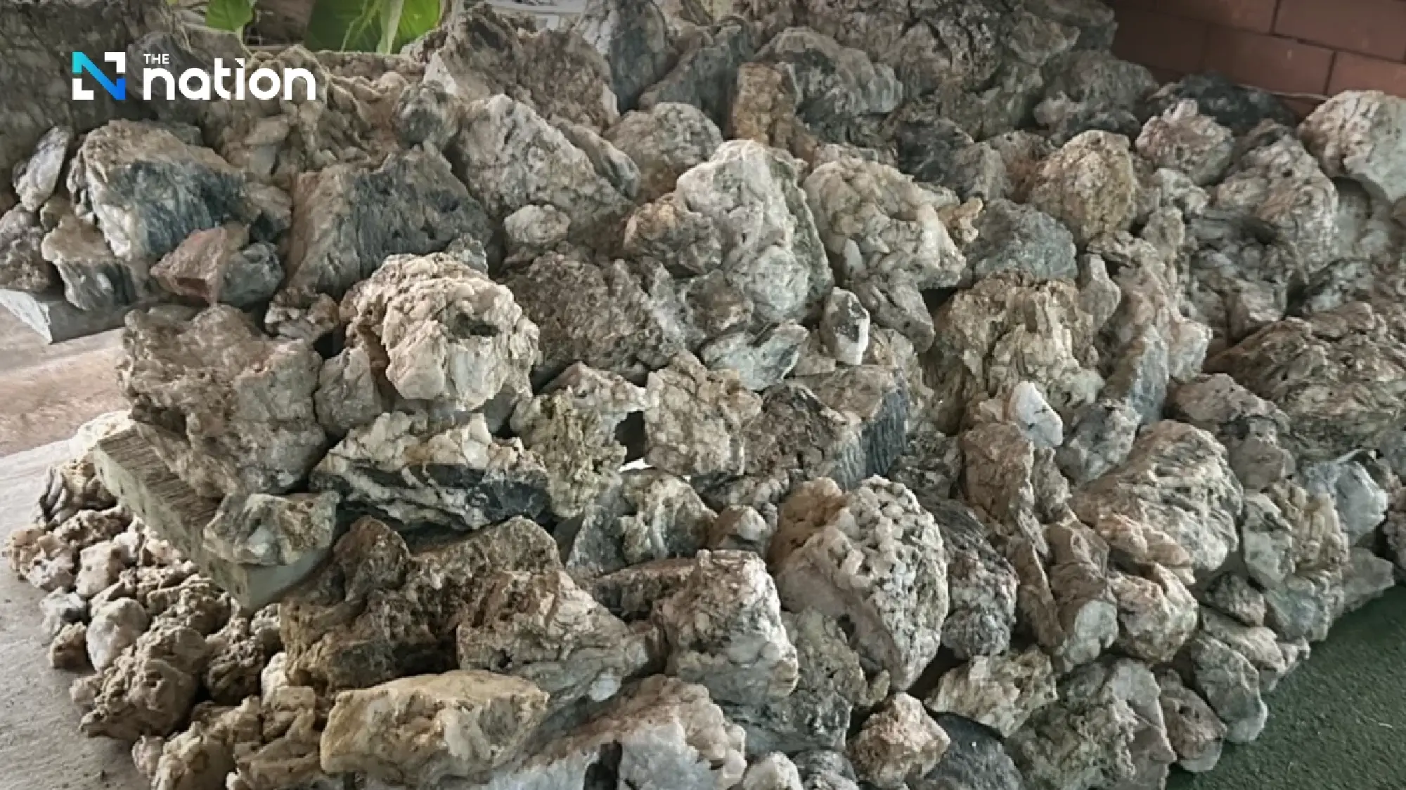 Royal Elegance: The Sacred Thai Quartz Gracing HM the Queen’s Wardrobe in Milan