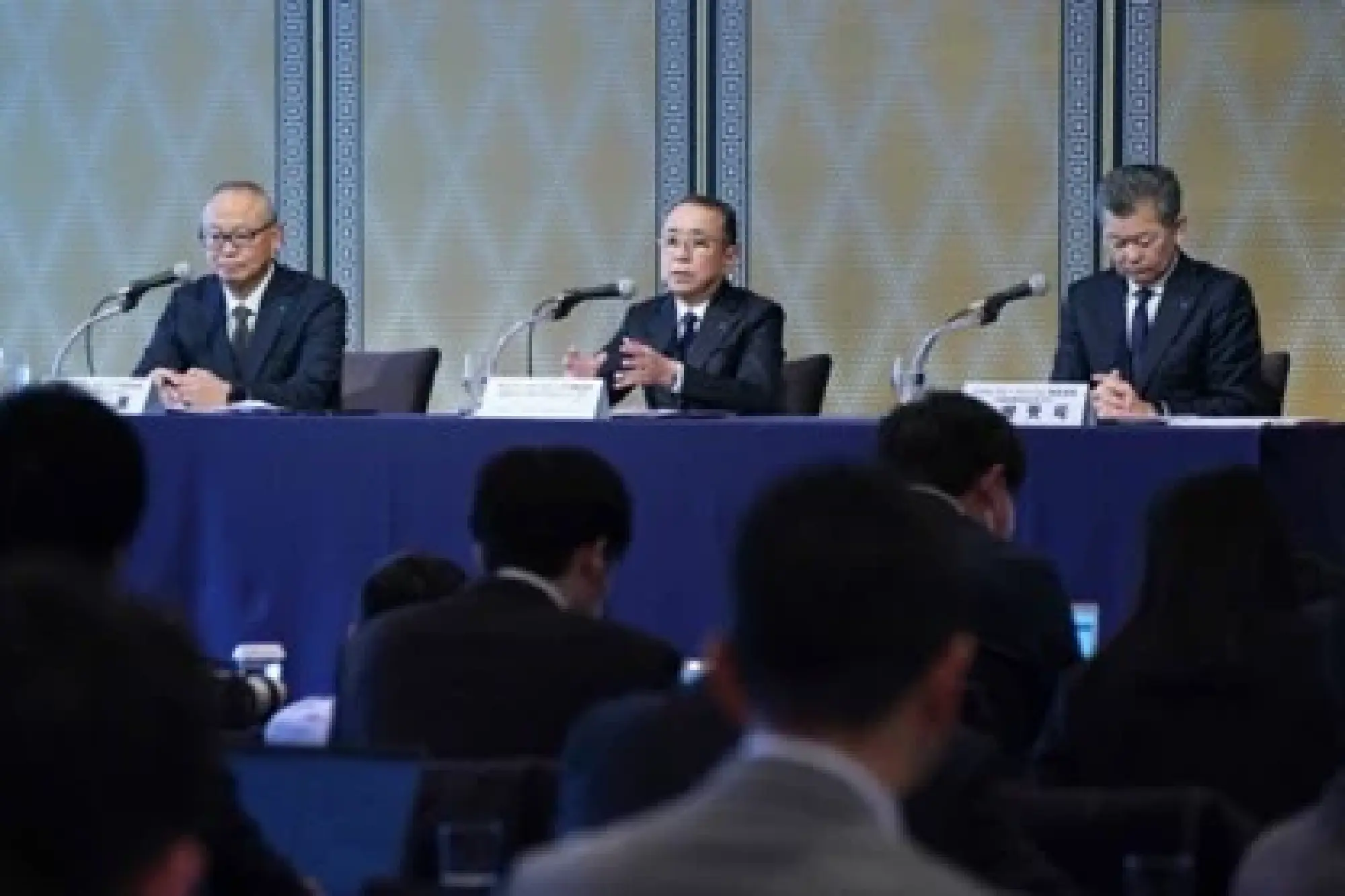 Japanese beer giant Asahi Group Holdings, Ltd. President and CEO Atsushi Katsuki (C) speaks during a press conference at a hotel in Tokyo on November 27, 2025. Asahi said on November 27 that it has delayed the release of the full-year financial results due to a major ongoing cyberattack that began in late September. (c) AFP=JIJI 
