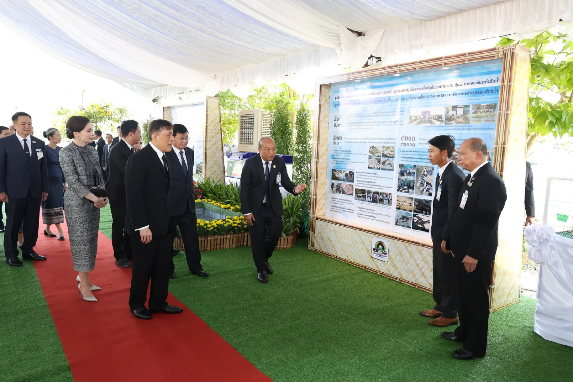 Their Majesties visit Huayxone-Huayxua agricultural centre in Laos