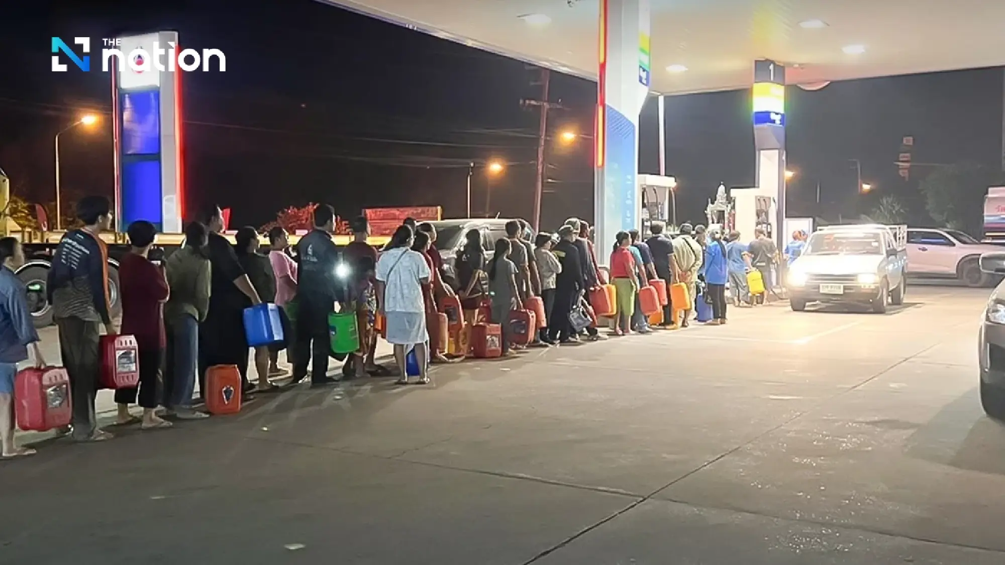 Late-night fuel queue in Nakhon Phanom stretches beyond 3km