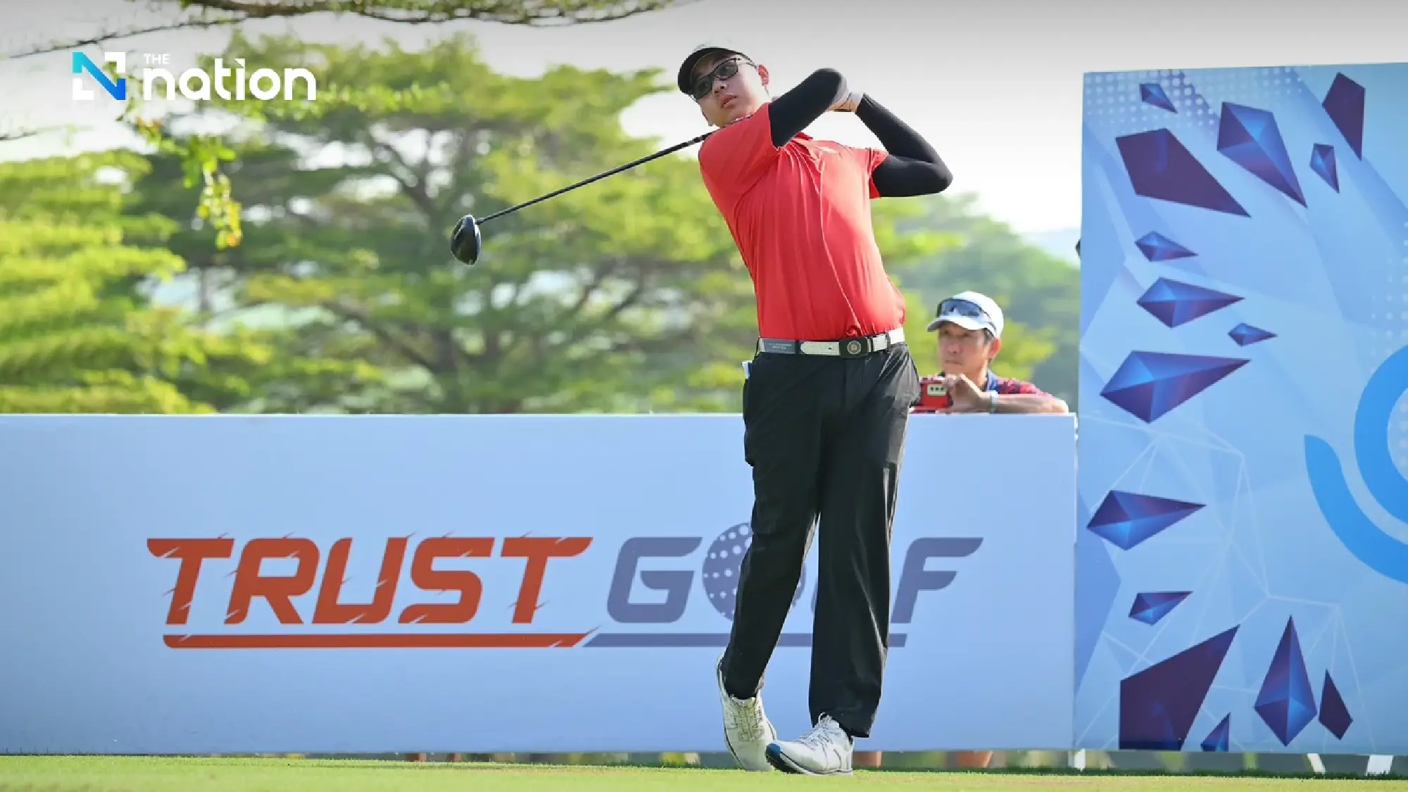 Ajalawich closes in on JAT title with albatross-fuelled 68