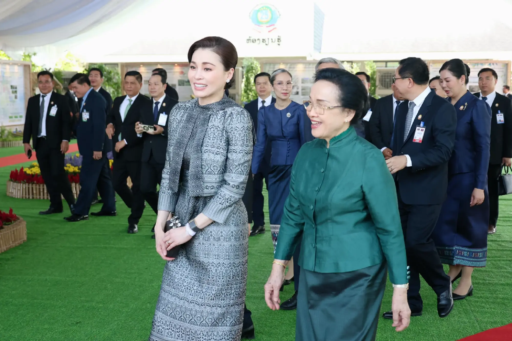 Their Majesties visit Huayxone-Huayxua agricultural centre in Laos